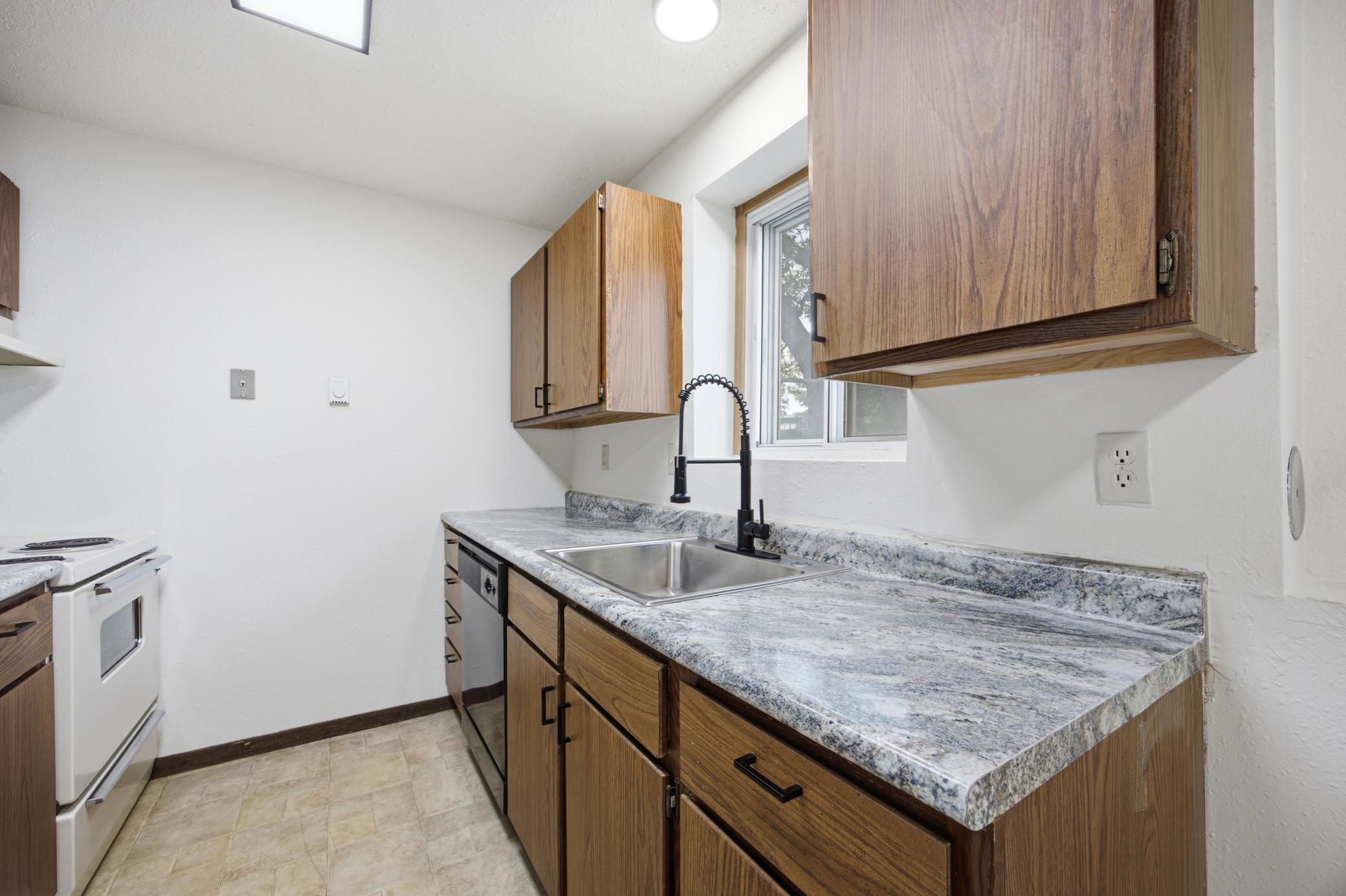 1977 duplex for sale at 910-912 32nd Street N in Fargo, ND — 6 bed, 2 bath (photo 15 of 45)