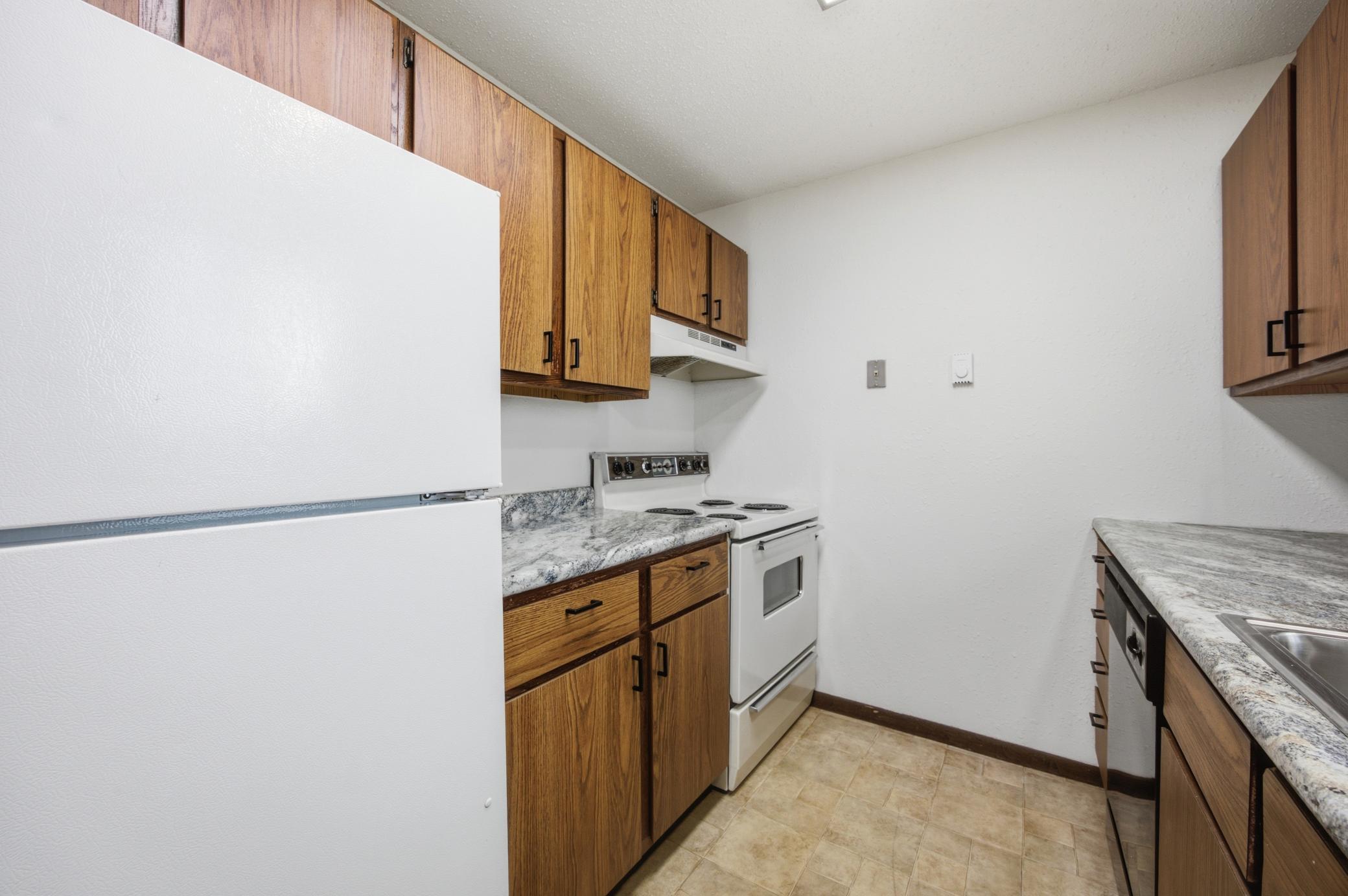1977 duplex for sale at 910-912 32nd Street N in Fargo, ND — 6 bed, 2 bath (photo 16 of 45)