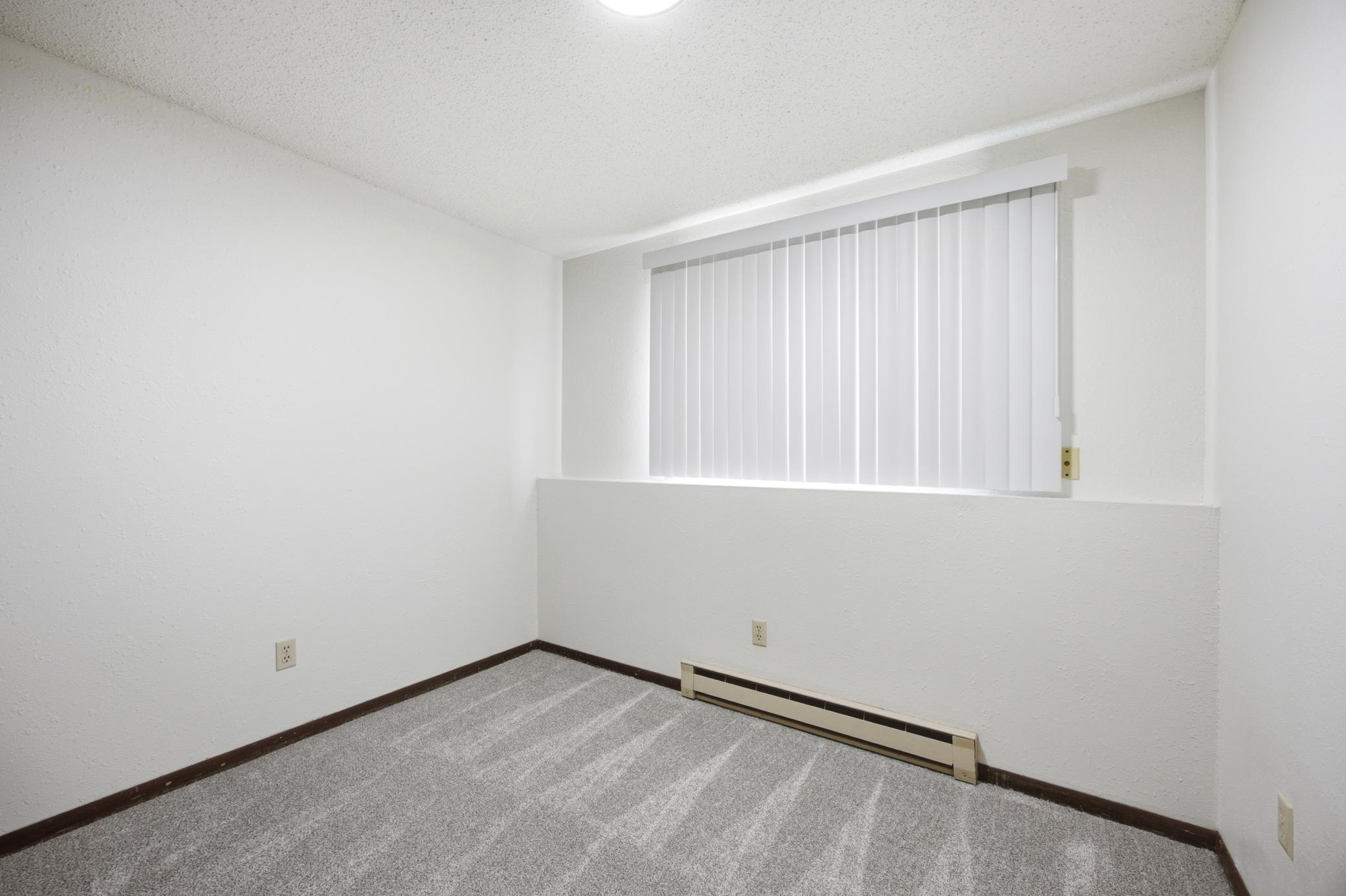 1977 duplex for sale at 910-912 32nd Street N in Fargo, ND — 6 bed, 2 bath (photo 19 of 45)
