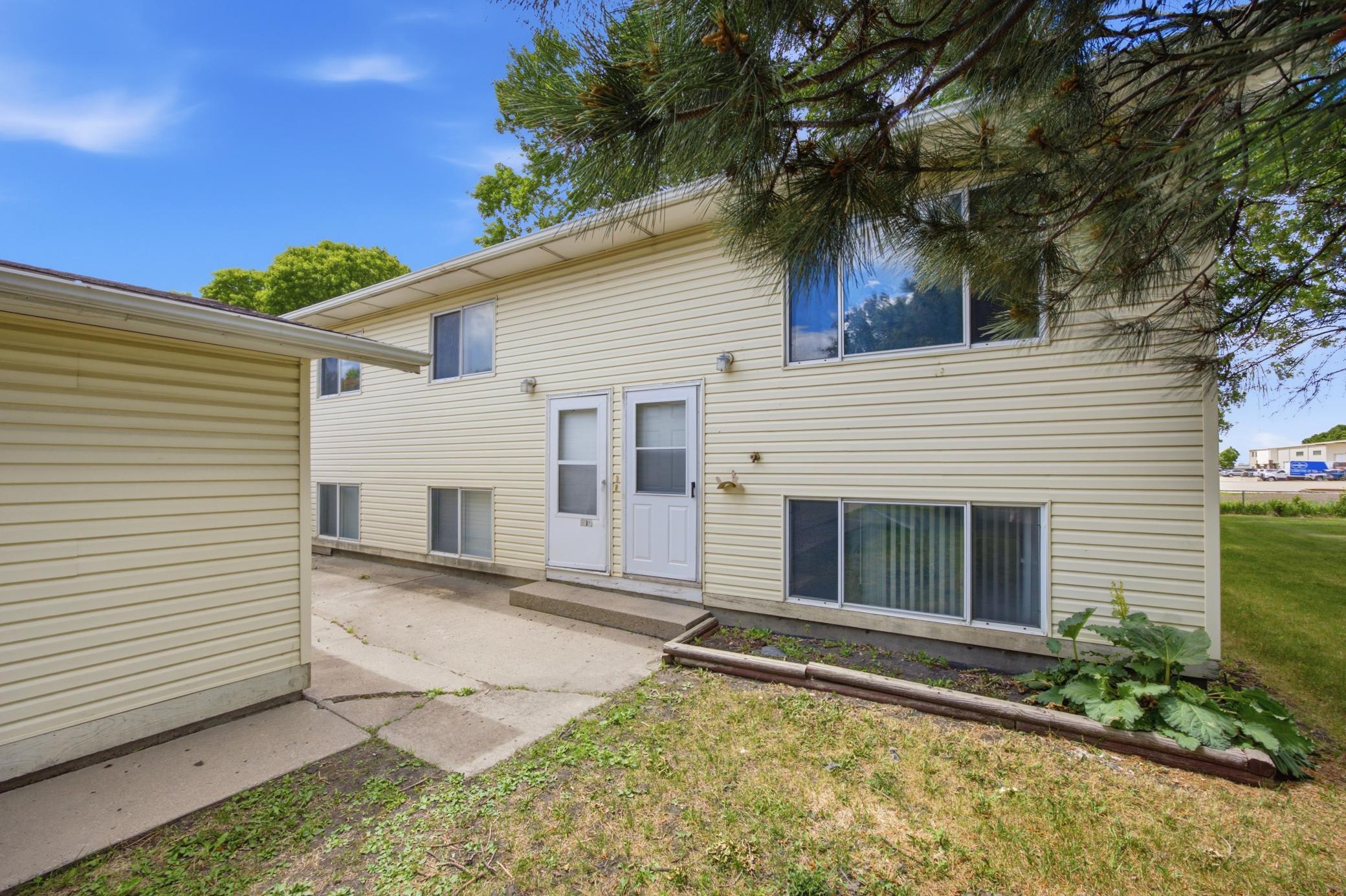 1977 duplex for sale at 910-912 32nd Street N in Fargo, ND — 6 bed, 2 bath (photo 3 of 45)