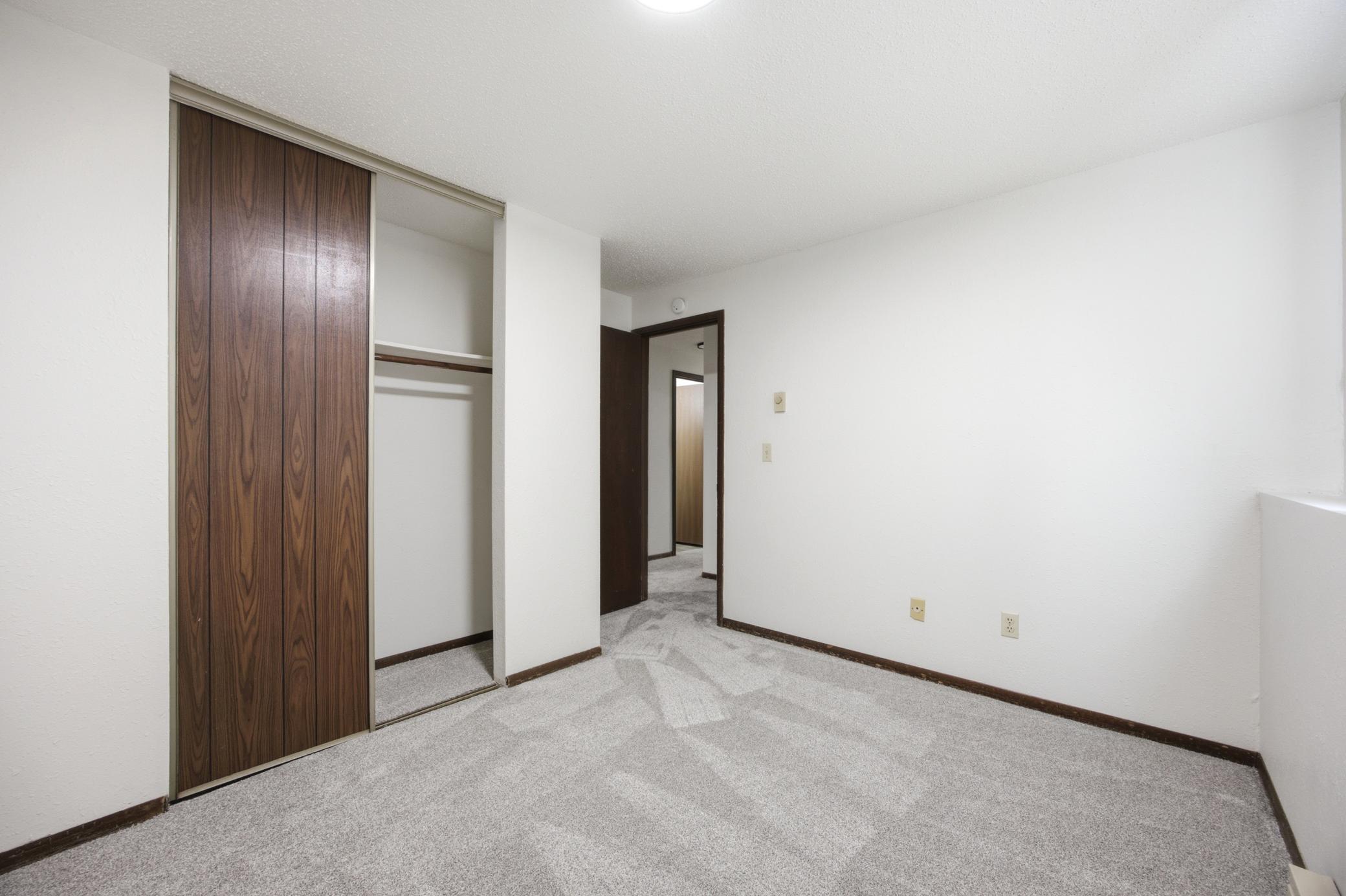 1977 duplex for sale at 910-912 32nd Street N in Fargo, ND — 6 bed, 2 bath (photo 22 of 45)