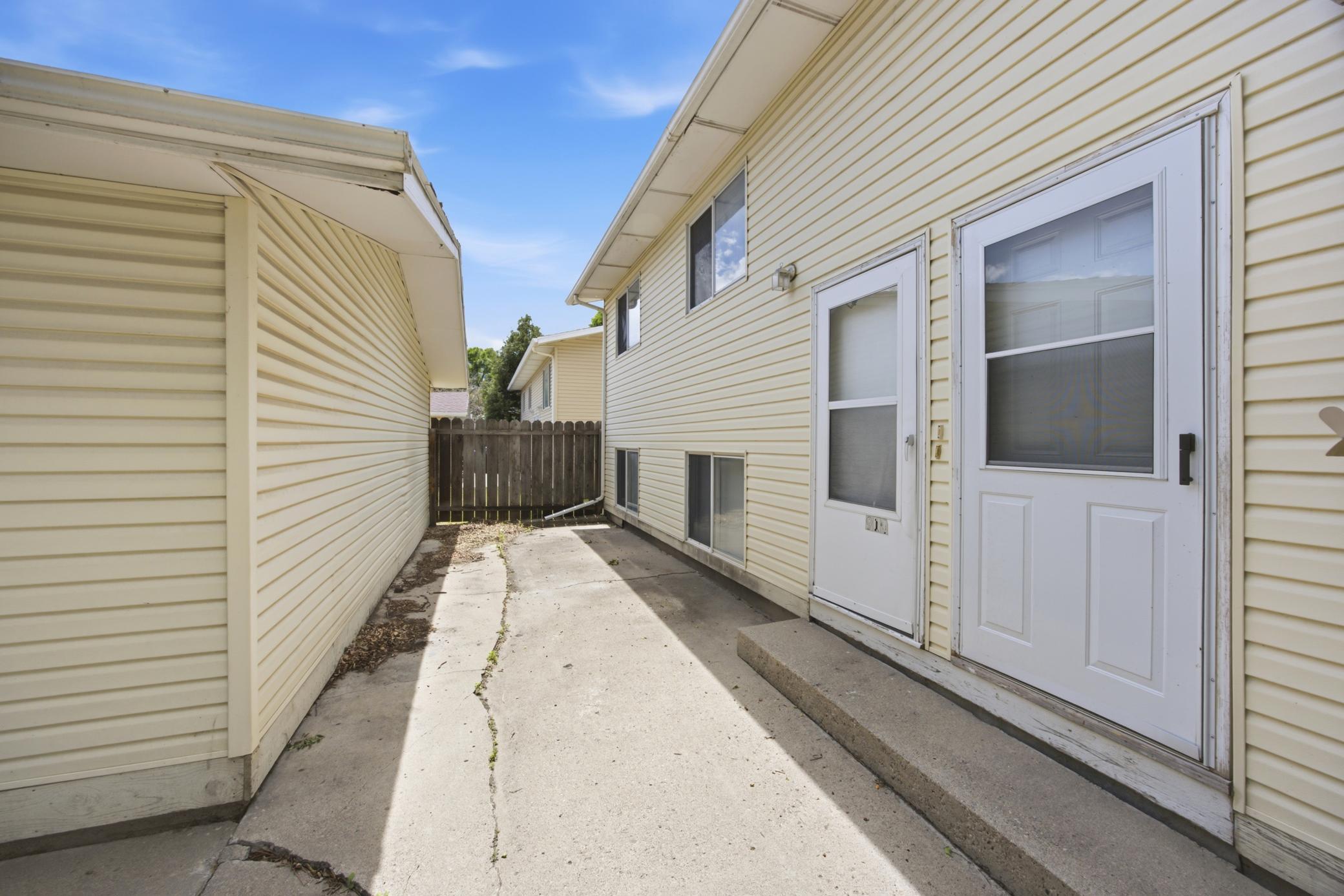 1977 duplex for sale at 910-912 32nd Street N in Fargo, ND — 6 bed, 2 bath (photo 4 of 45)