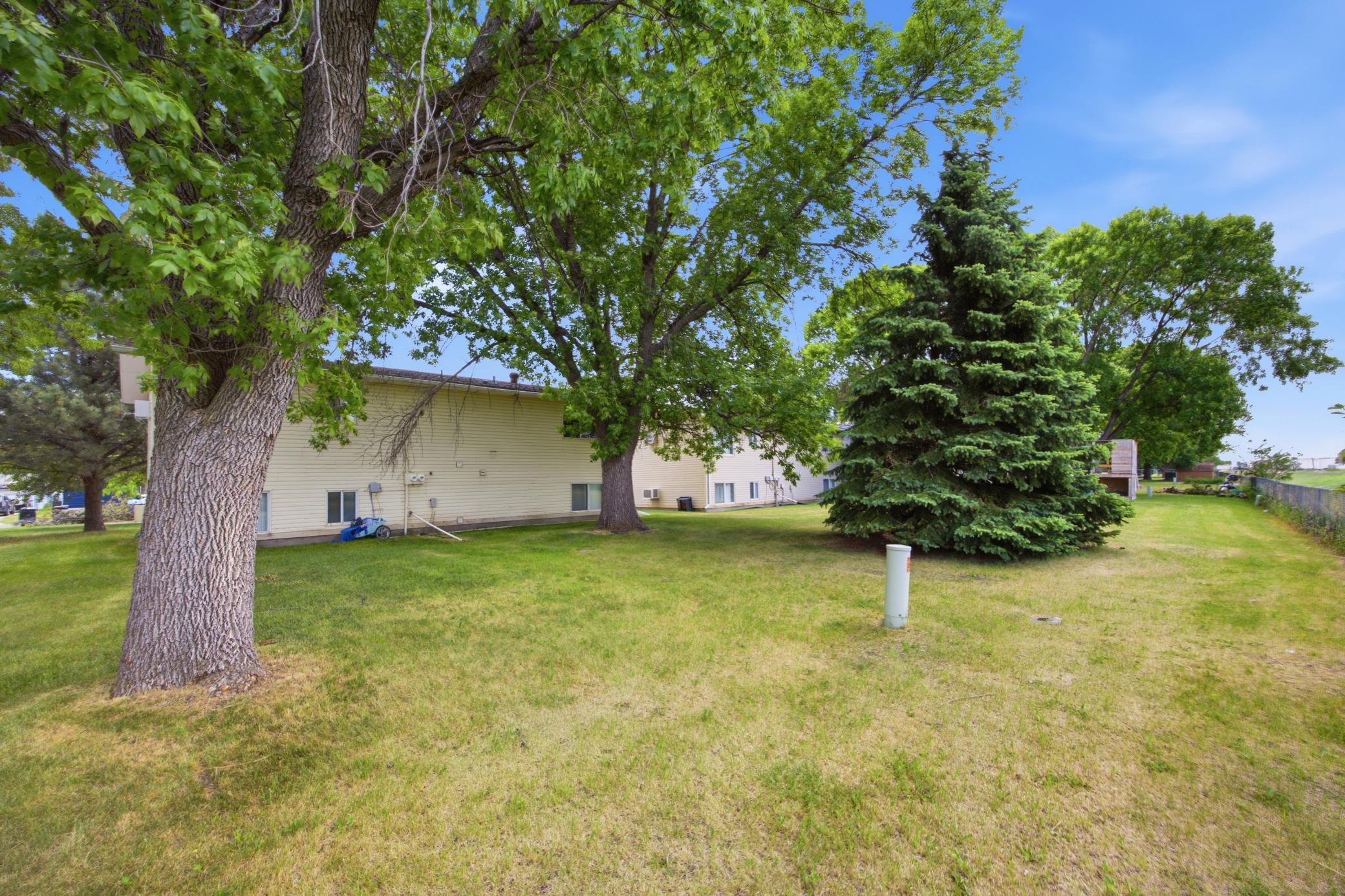 1977 duplex for sale at 910-912 32nd Street N in Fargo, ND — 6 bed, 2 bath (photo 6 of 45)