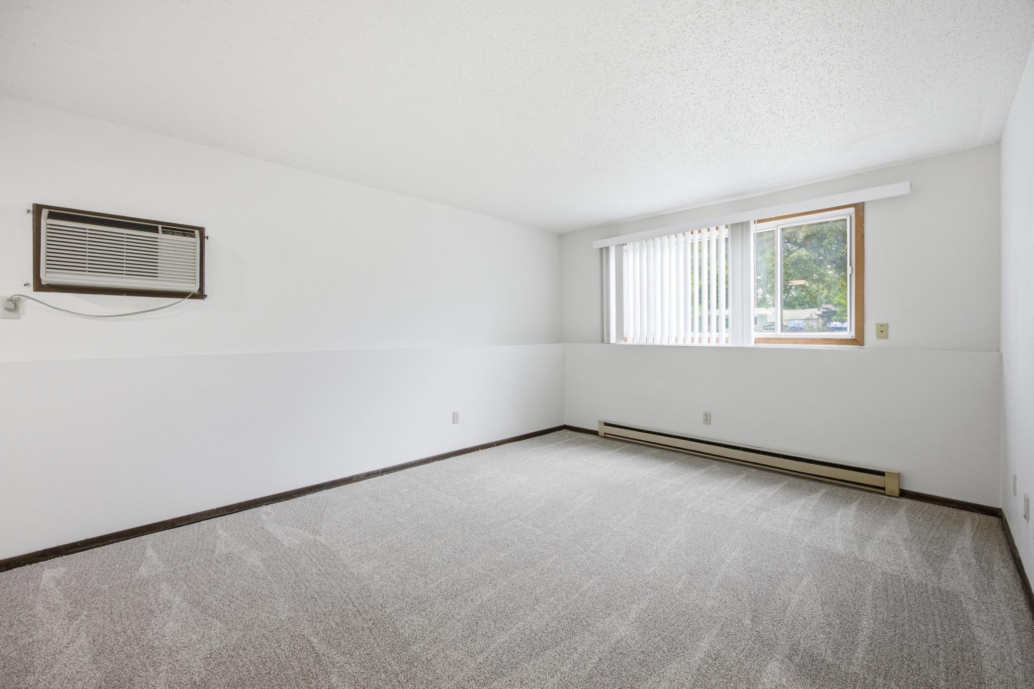 1977 duplex for sale at 910-912 32nd Street N in Fargo, ND — 6 bed, 2 bath (photo 9 of 45)