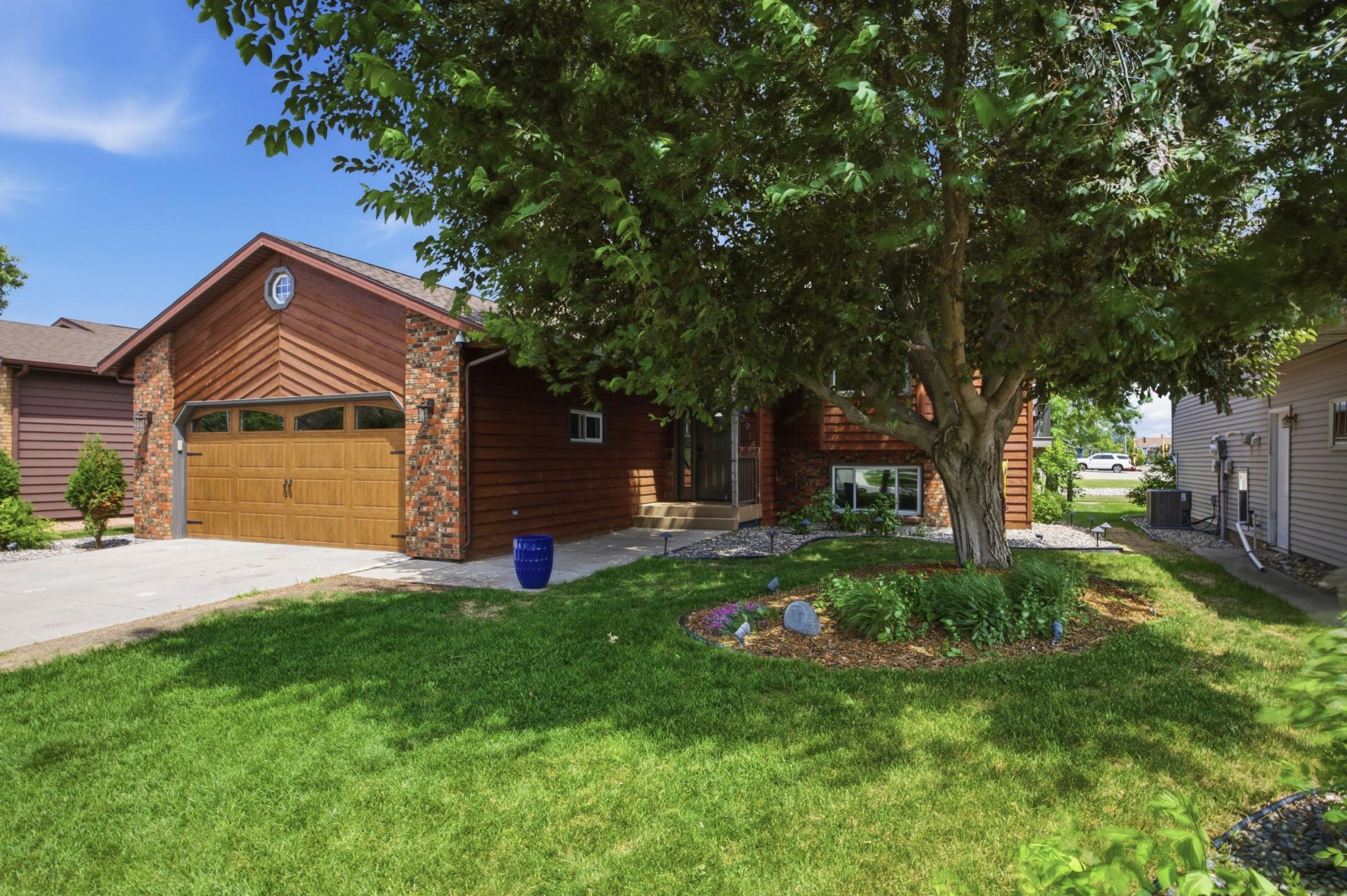 2914 S Bay Drive S, Fargo ND 58103 - Photo 2 of 39