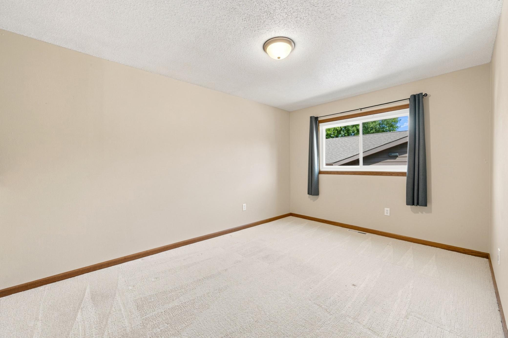 1989 single family home for sale at 2914 S Bay Drive S in Fargo, ND — 5 bed, 3 bath (photo 14 of 37)