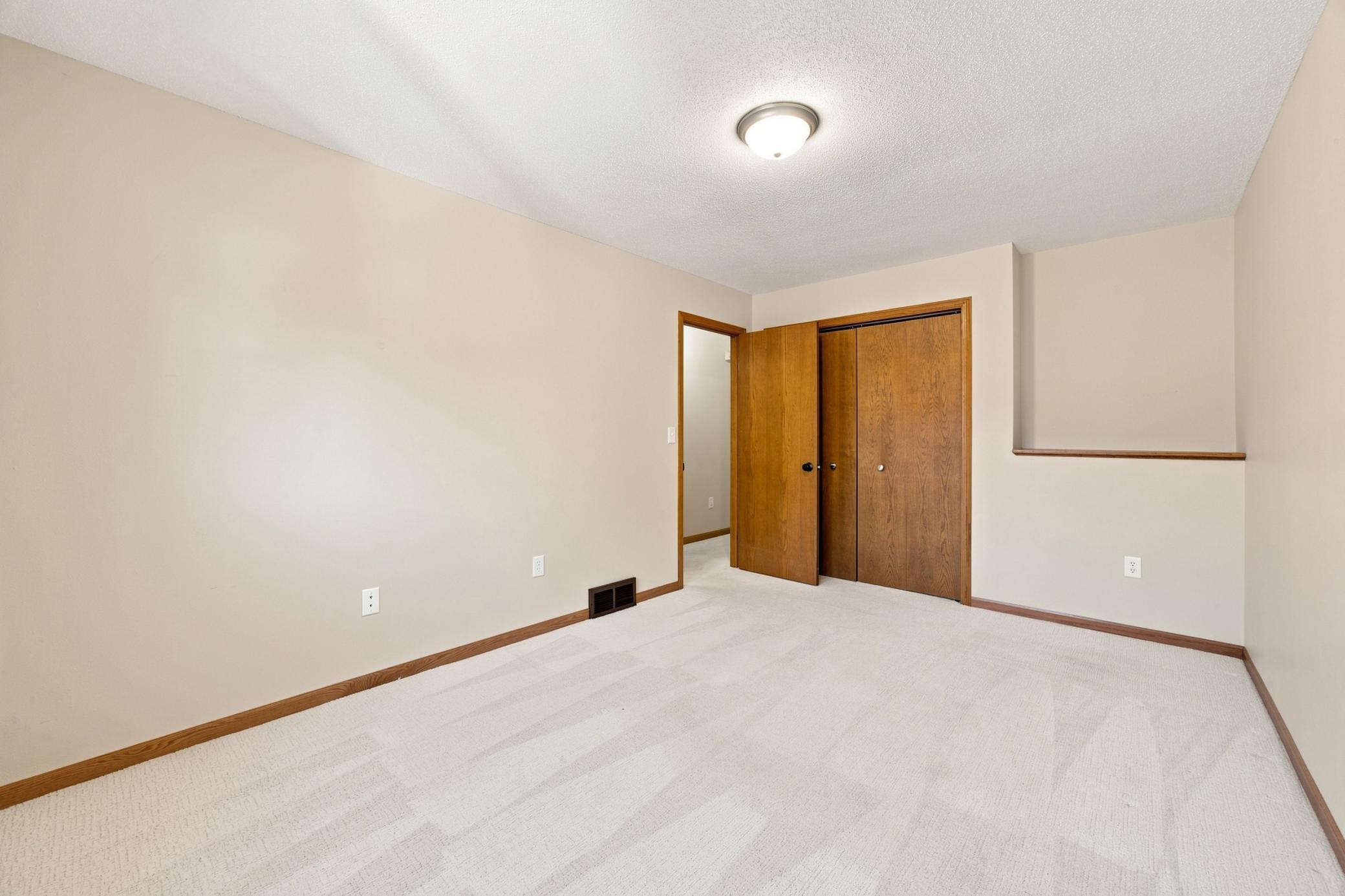 1989 single family home for sale at 2914 S Bay Drive S in Fargo, ND — 5 bed, 3 bath (photo 15 of 37)