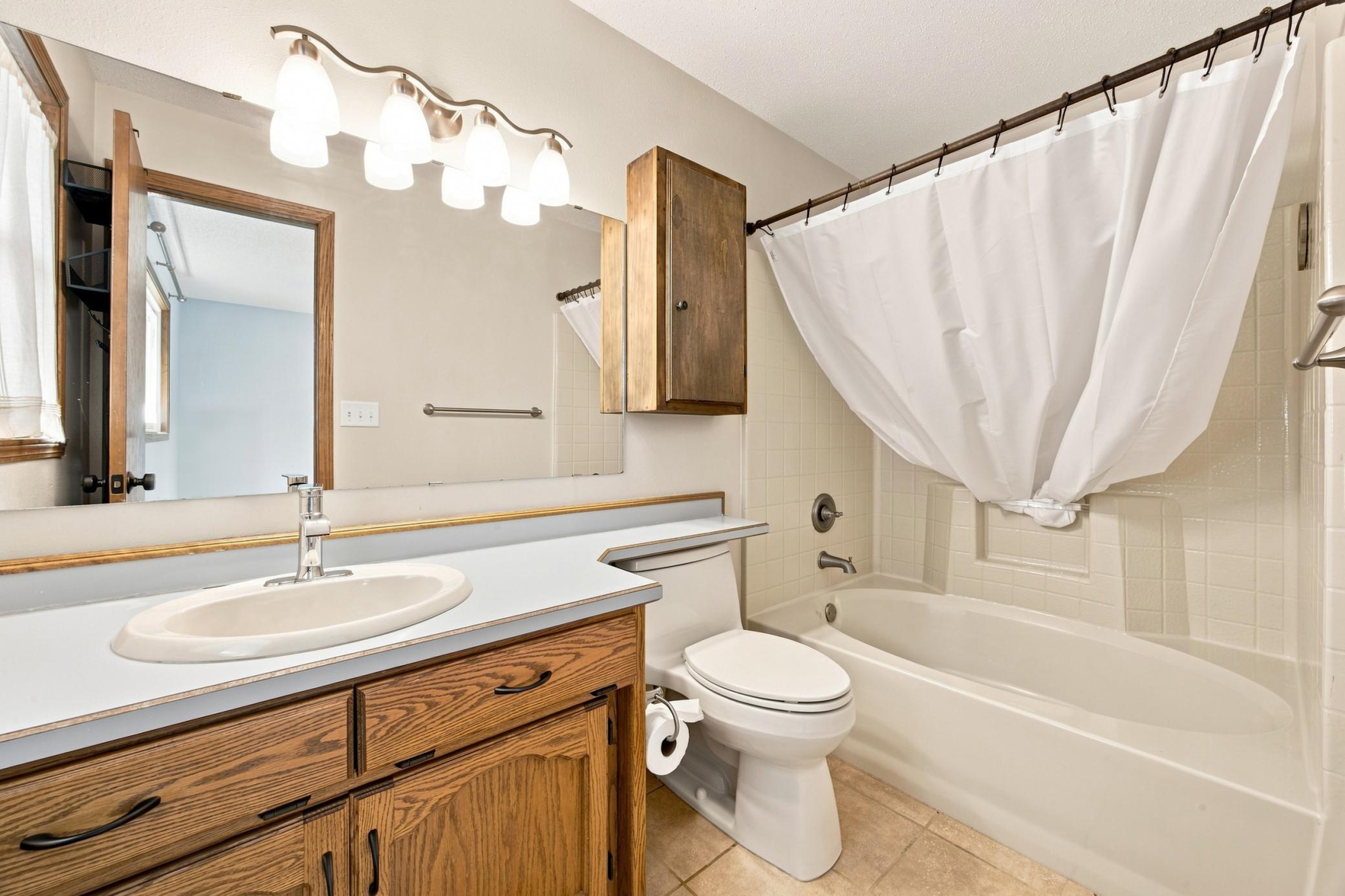1989 single family home for sale at 2914 S Bay Drive S in Fargo, ND — 5 bed, 3 bath (photo 19 of 37)