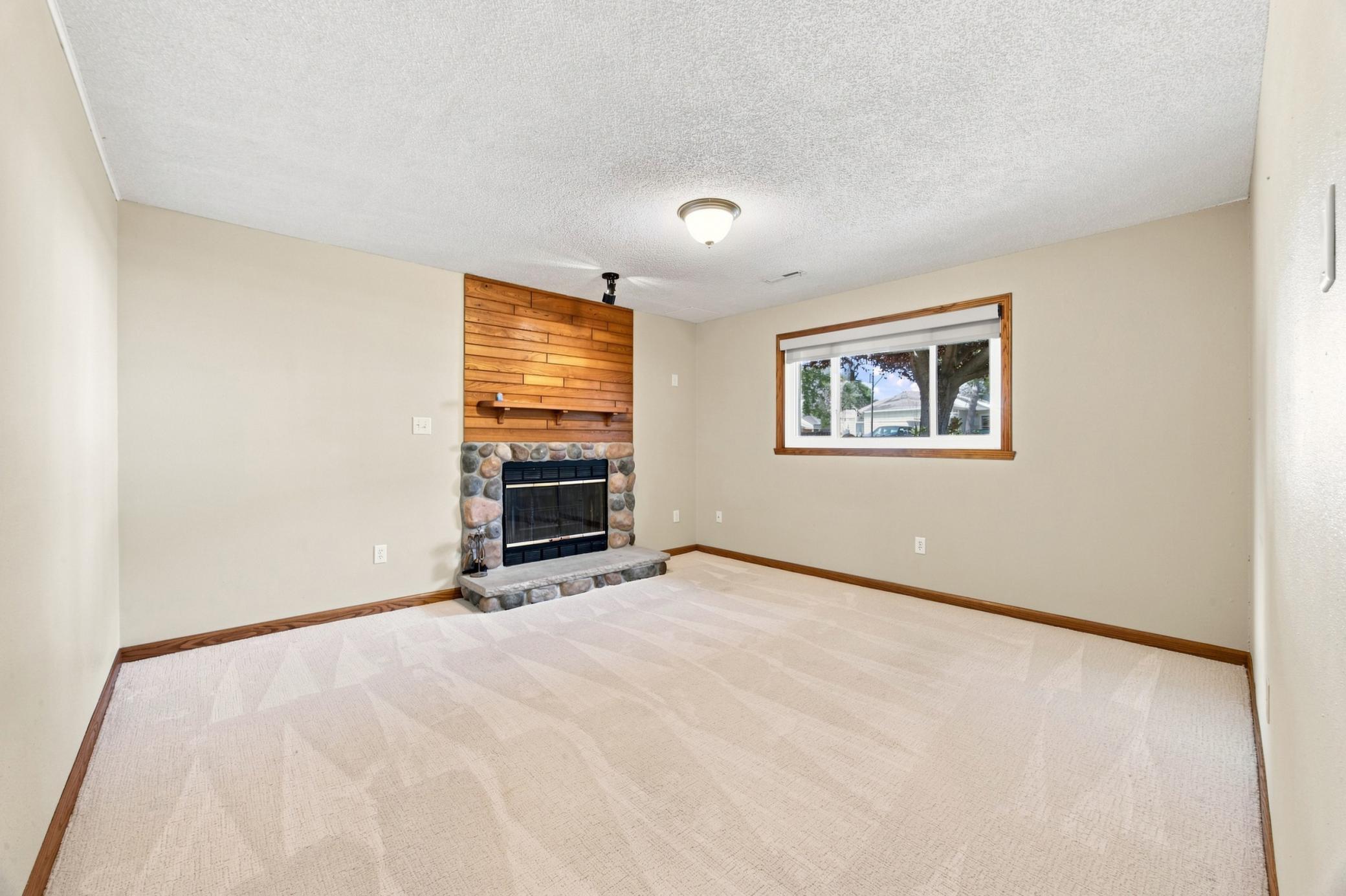 1989 single family home for sale at 2914 S Bay Drive S in Fargo, ND — 5 bed, 3 bath (photo 20 of 37)
