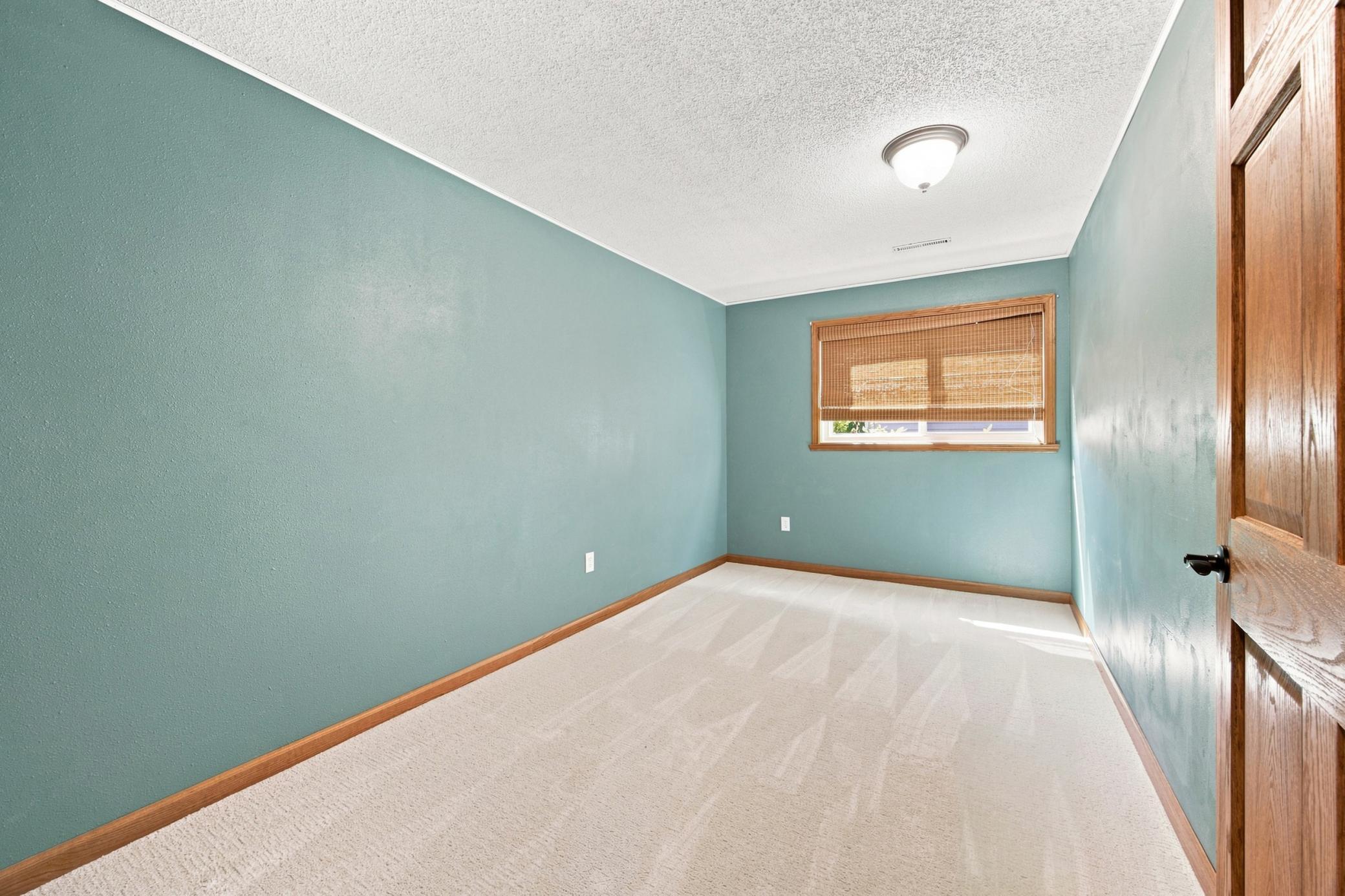 1989 single family home for sale at 2914 S Bay Drive S in Fargo, ND — 5 bed, 3 bath (photo 22 of 37)