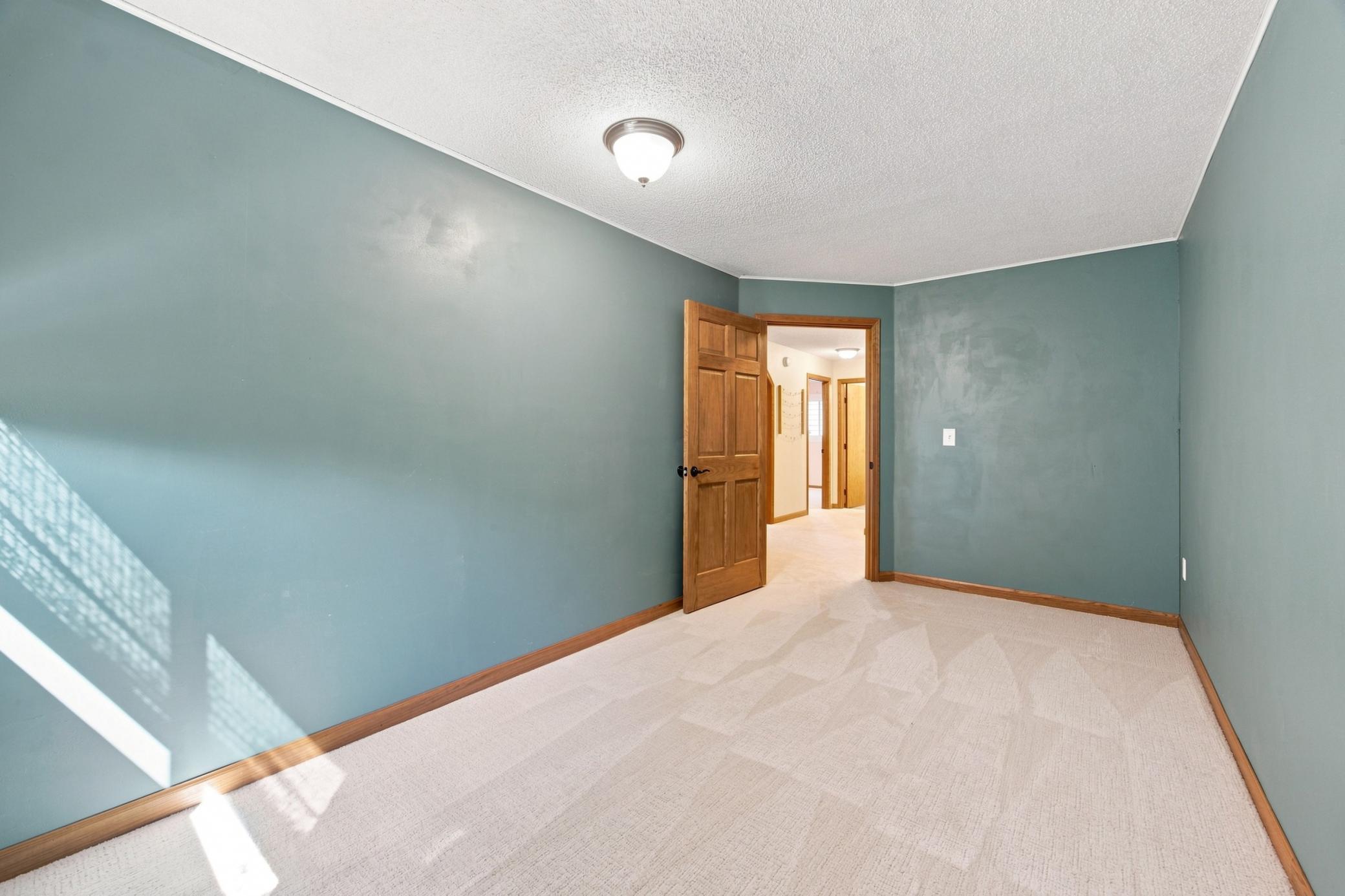 1989 single family home for sale at 2914 S Bay Drive S in Fargo, ND — 5 bed, 3 bath (photo 23 of 37)