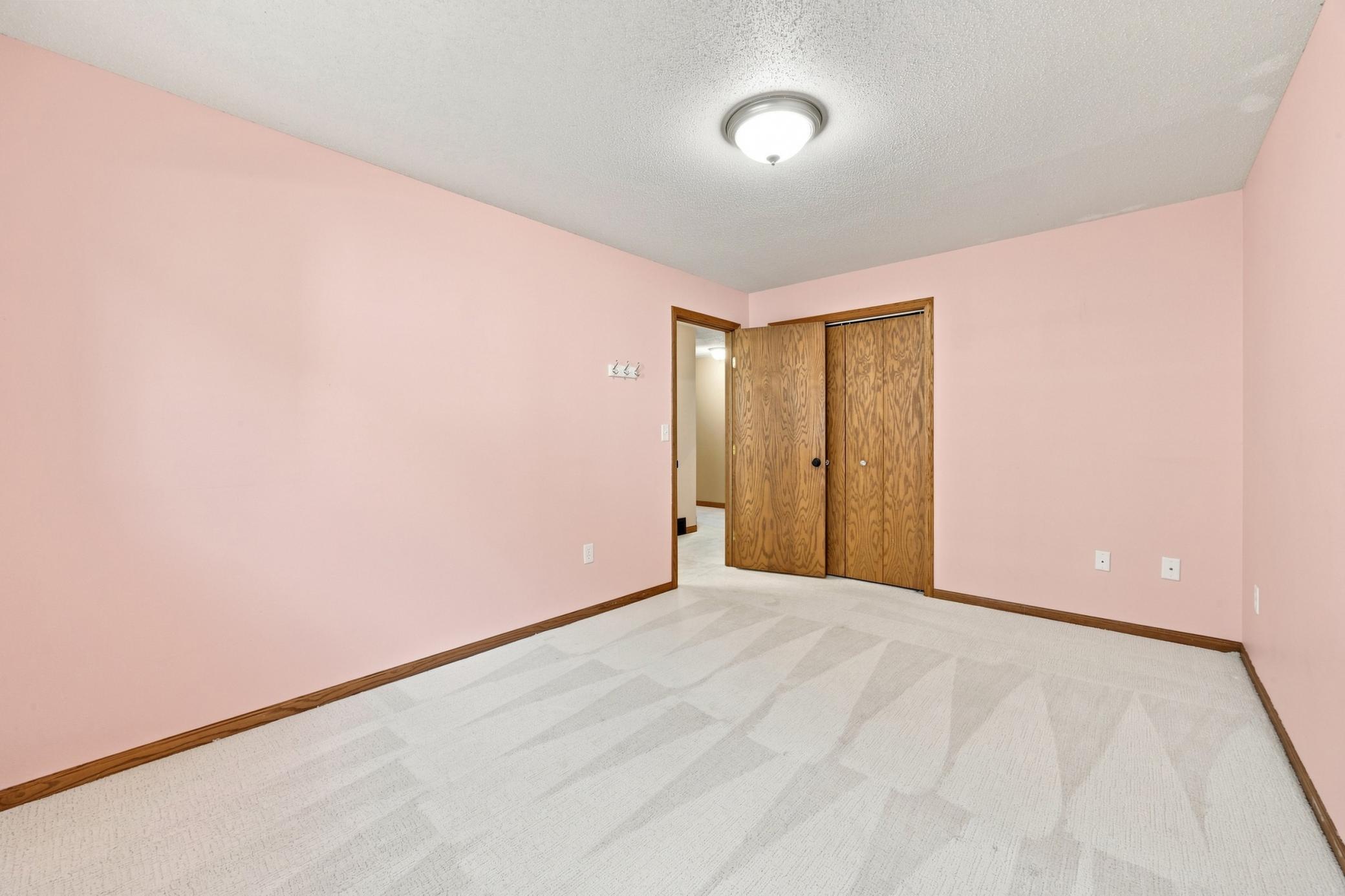 1989 single family home for sale at 2914 S Bay Drive S in Fargo, ND — 5 bed, 3 bath (photo 25 of 37)