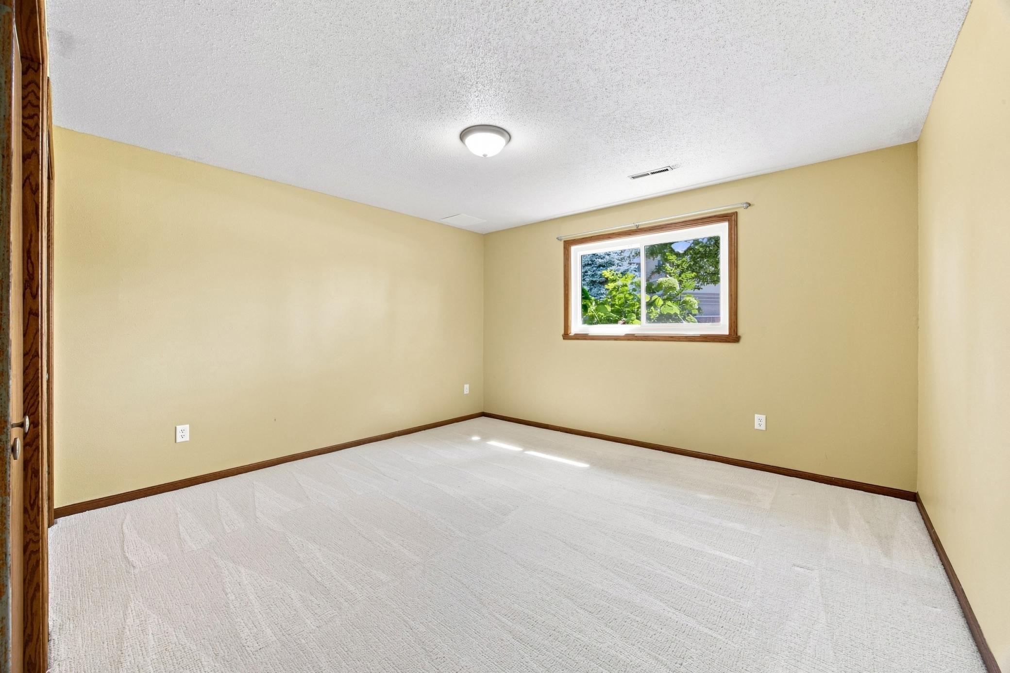 1989 single family home for sale at 2914 S Bay Drive S in Fargo, ND — 5 bed, 3 bath (photo 26 of 37)