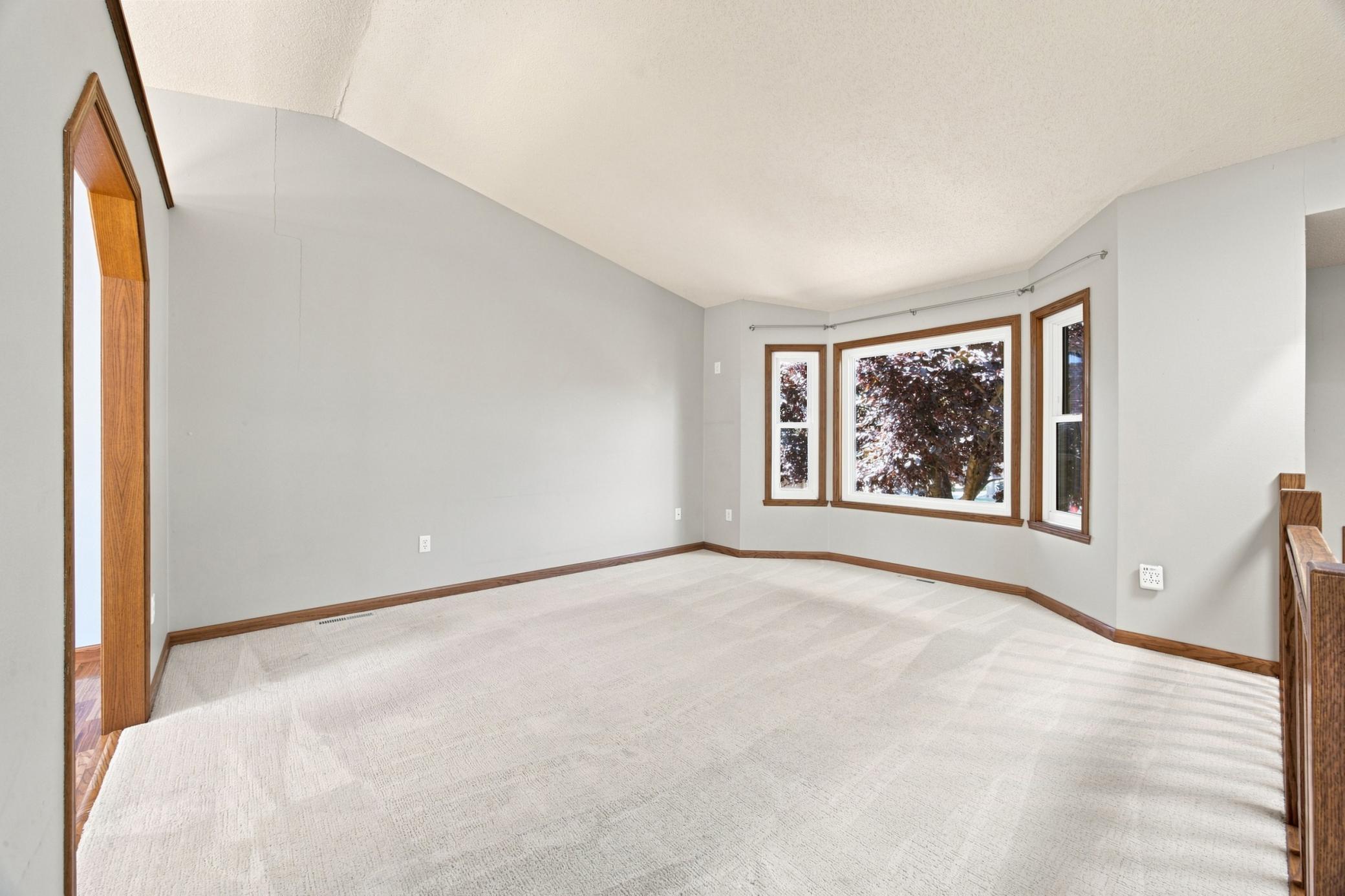 1989 single family home for sale at 2914 S Bay Drive S in Fargo, ND — 5 bed, 3 bath (photo 5 of 37)