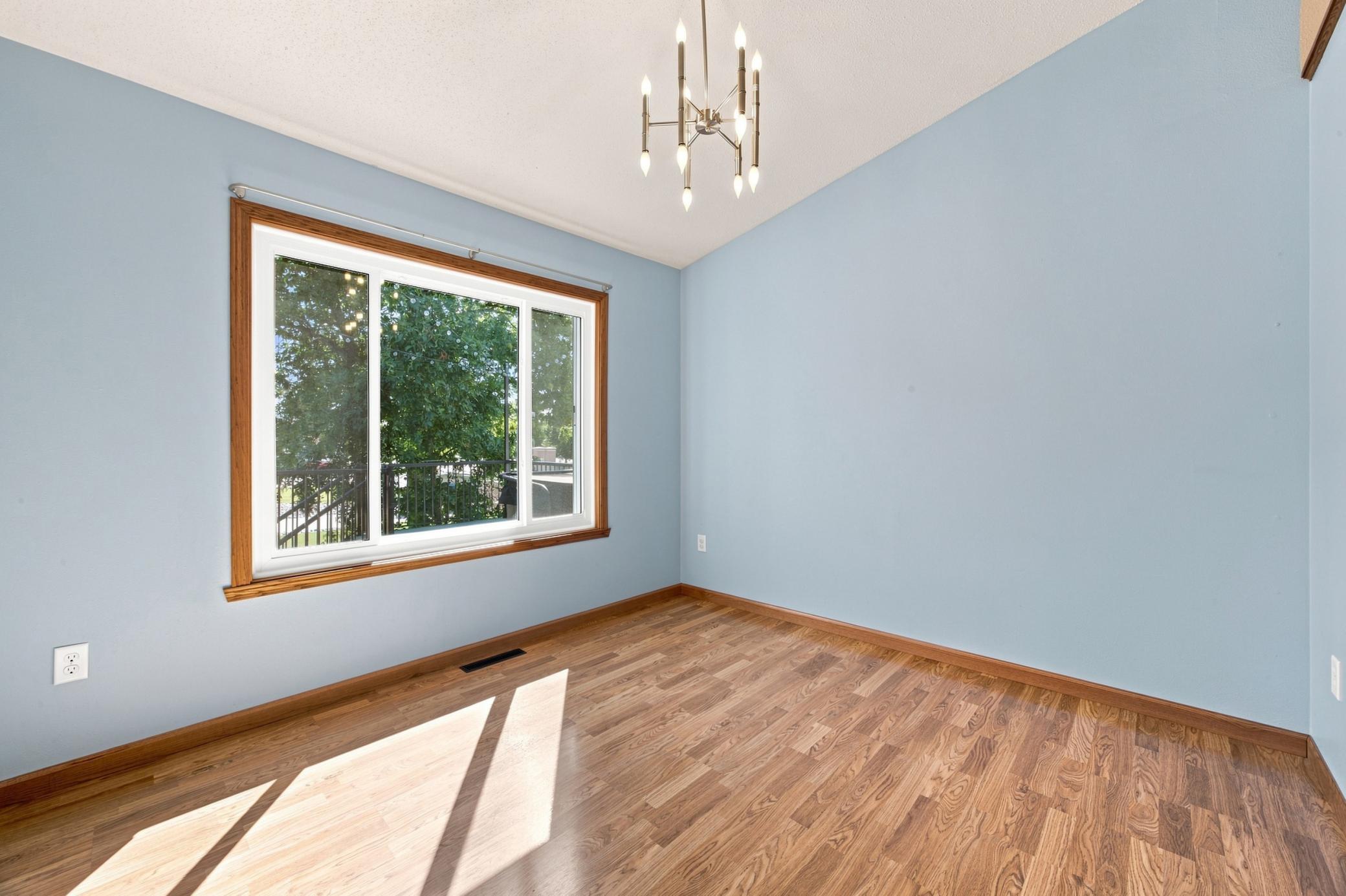 1989 single family home for sale at 2914 S Bay Drive S in Fargo, ND — 5 bed, 3 bath (photo 7 of 37)