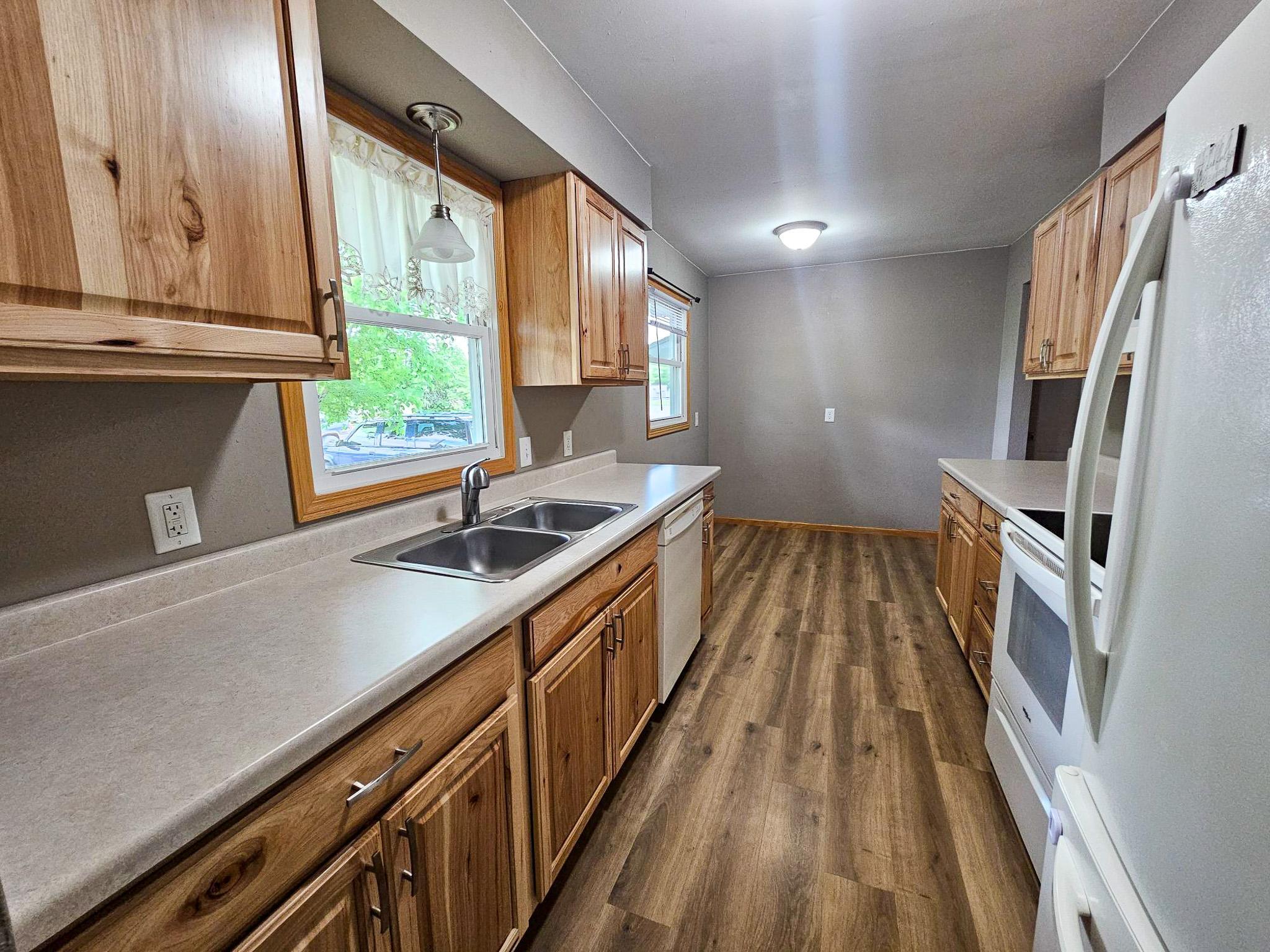 1975 single family home for sale at 252 E Nelson Avenue in Newfolden, MN — 2 bed, 1 bath (photo 5 of 20)