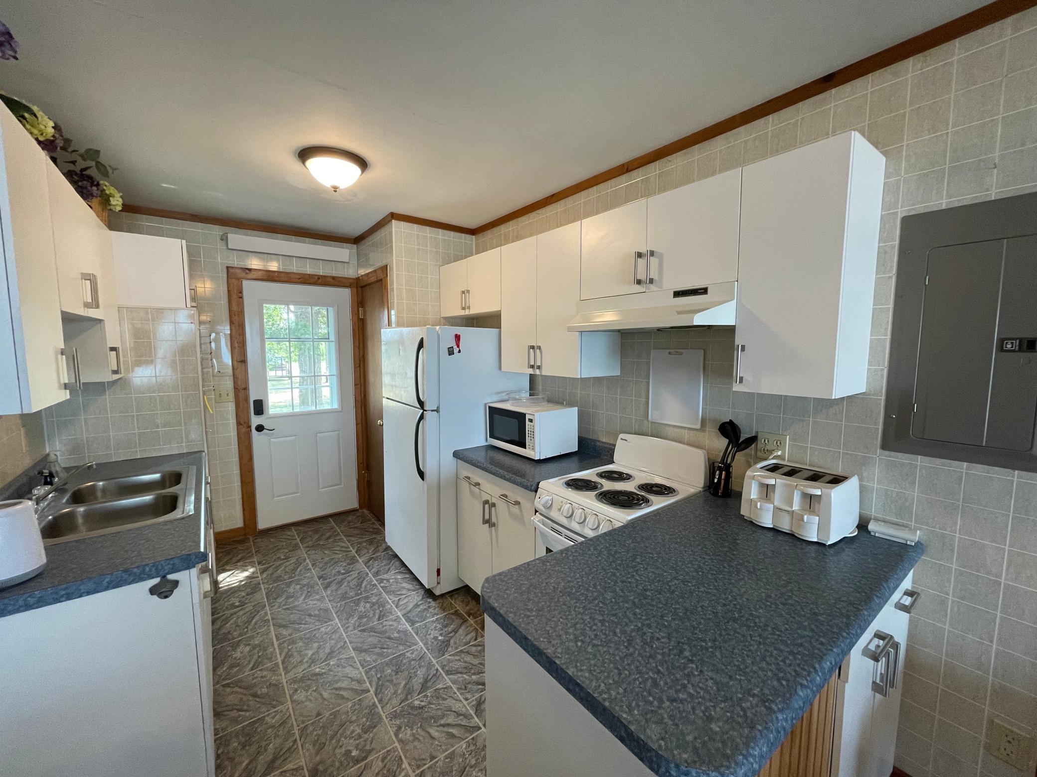 1963 single family home for sale at 27096 Little Floyd Lake Road, Unit 3 in Detroit Lakes, MN — 3 bed, 1 bath (photo 6 of 10)