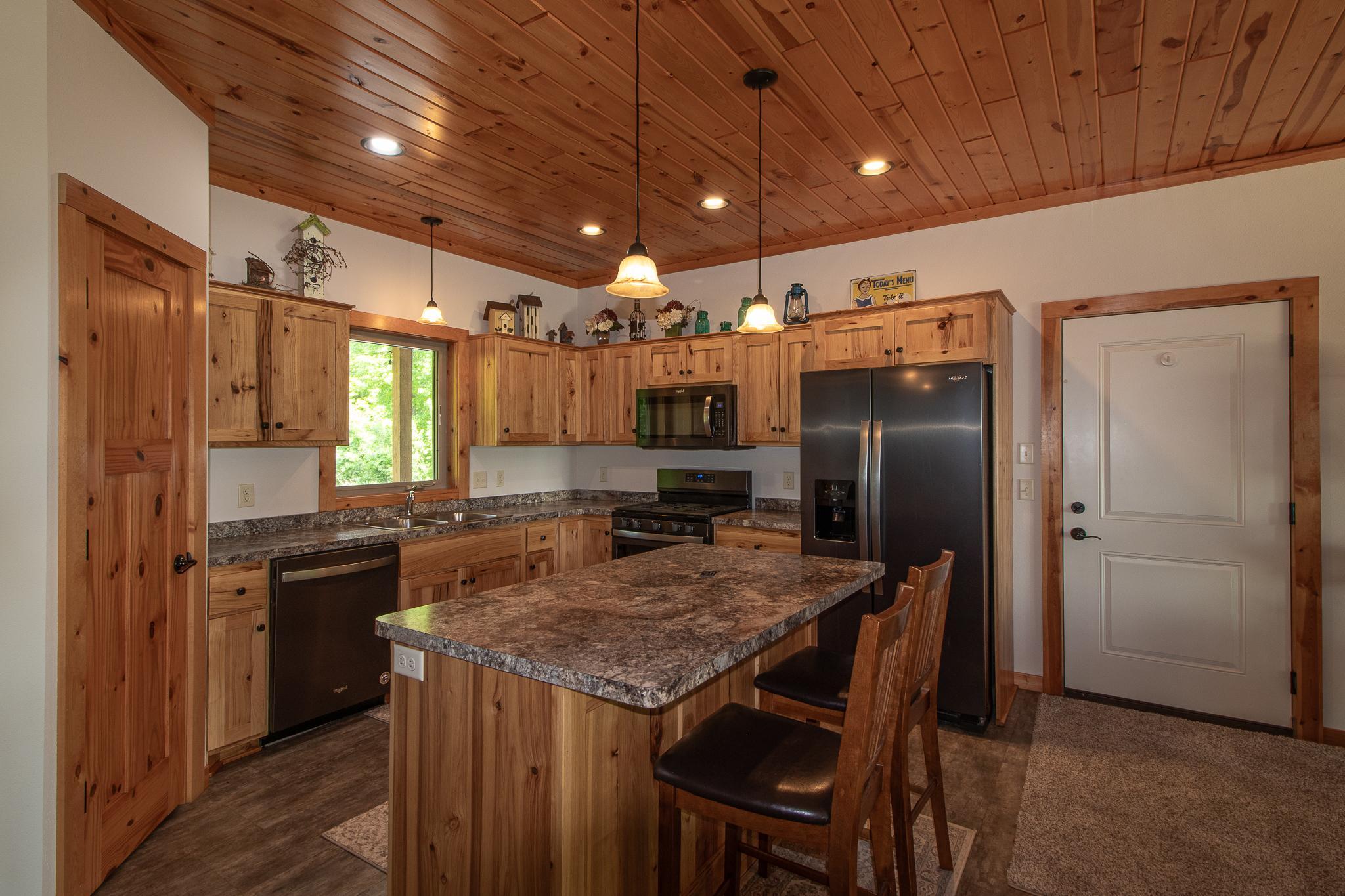 2019 single family home for sale at 22281 Shadow Point Road in Emily, MN — 5 bed, 2 bath (photo 4 of 47)