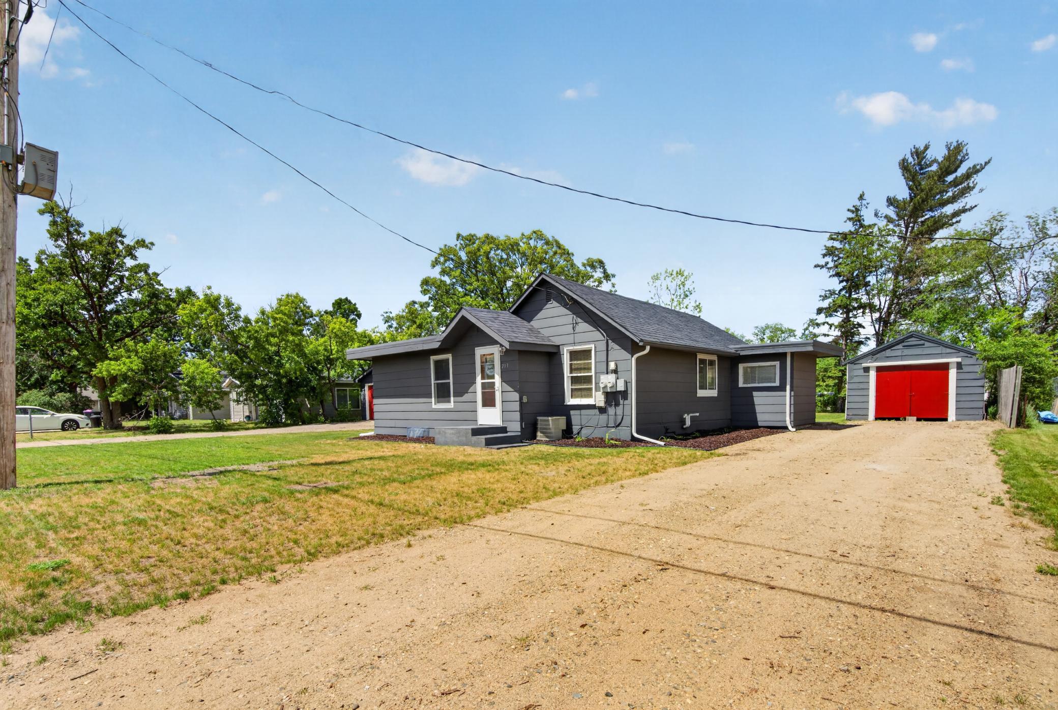 1946 single family home for sale at 213 Roosevelt Road SW in Bemidji, MN — 3 bed, 1 bath (photo 3 of 20)