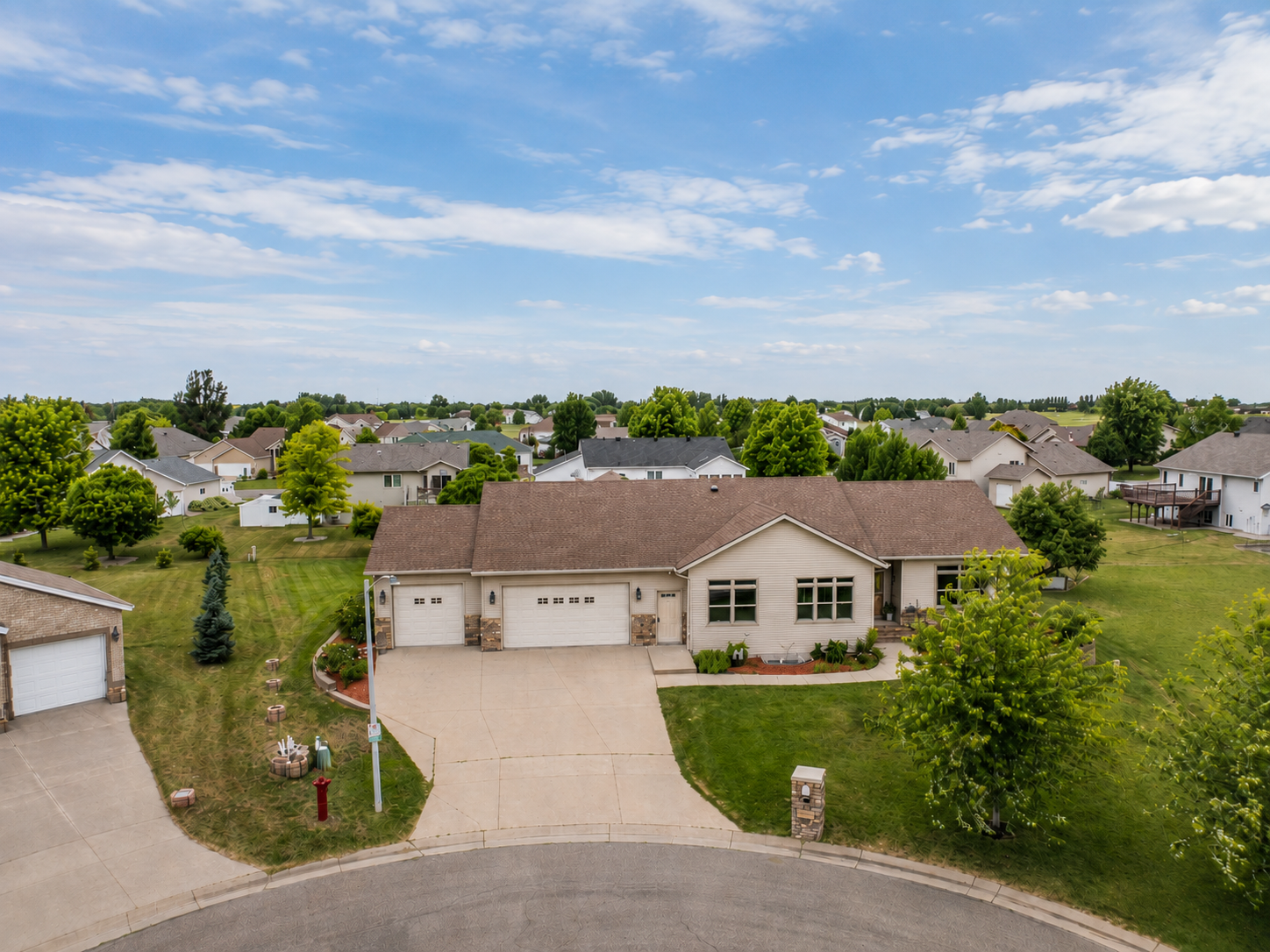 2004 single family home for sale at 969 32nd Street S in Moorhead, MN — 5 bed, 3 bath (photo 2 of 46)