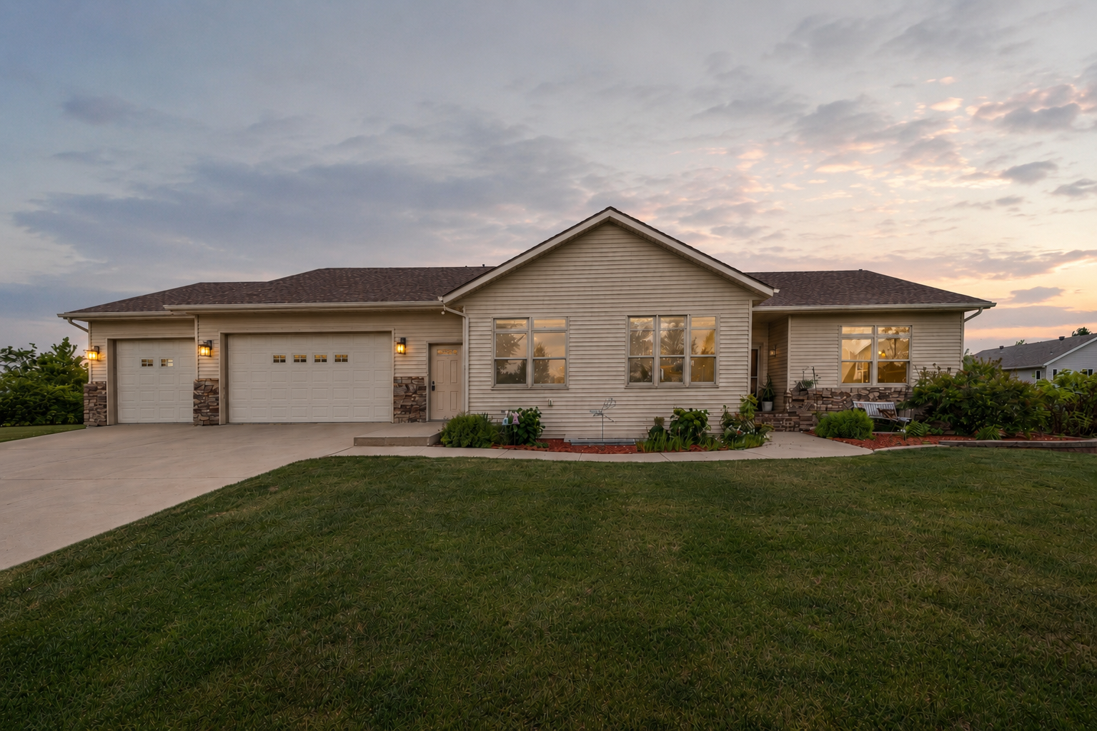 2004 single family home for sale at 969 32nd Street S in Moorhead, MN — 5 bed, 3 bath (photo 3 of 46)