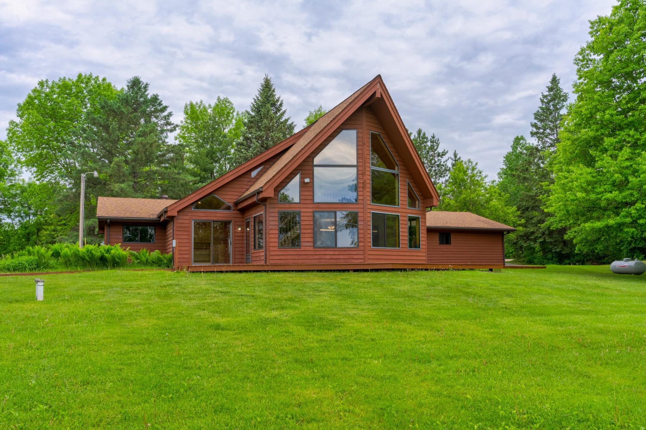 1972 single family home for sale at 51892 Wildflower Drive in Bemidji, MN — 4 bed, 3 bath (photo 4 of 48)
