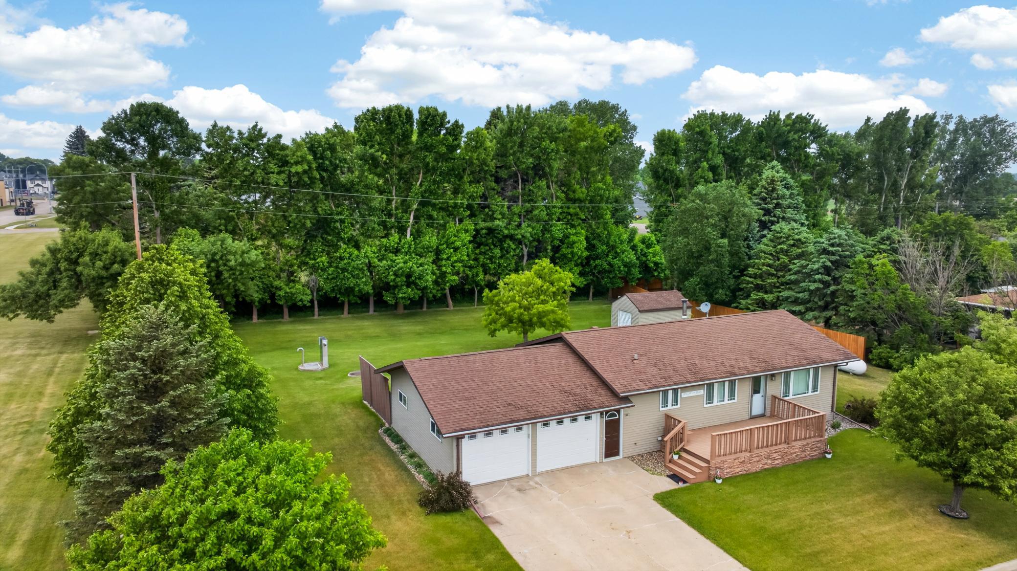 1980 single family home for sale at 101 Grant Street in Finley, ND — 3 bed, 2 bath (photo 2 of 36)