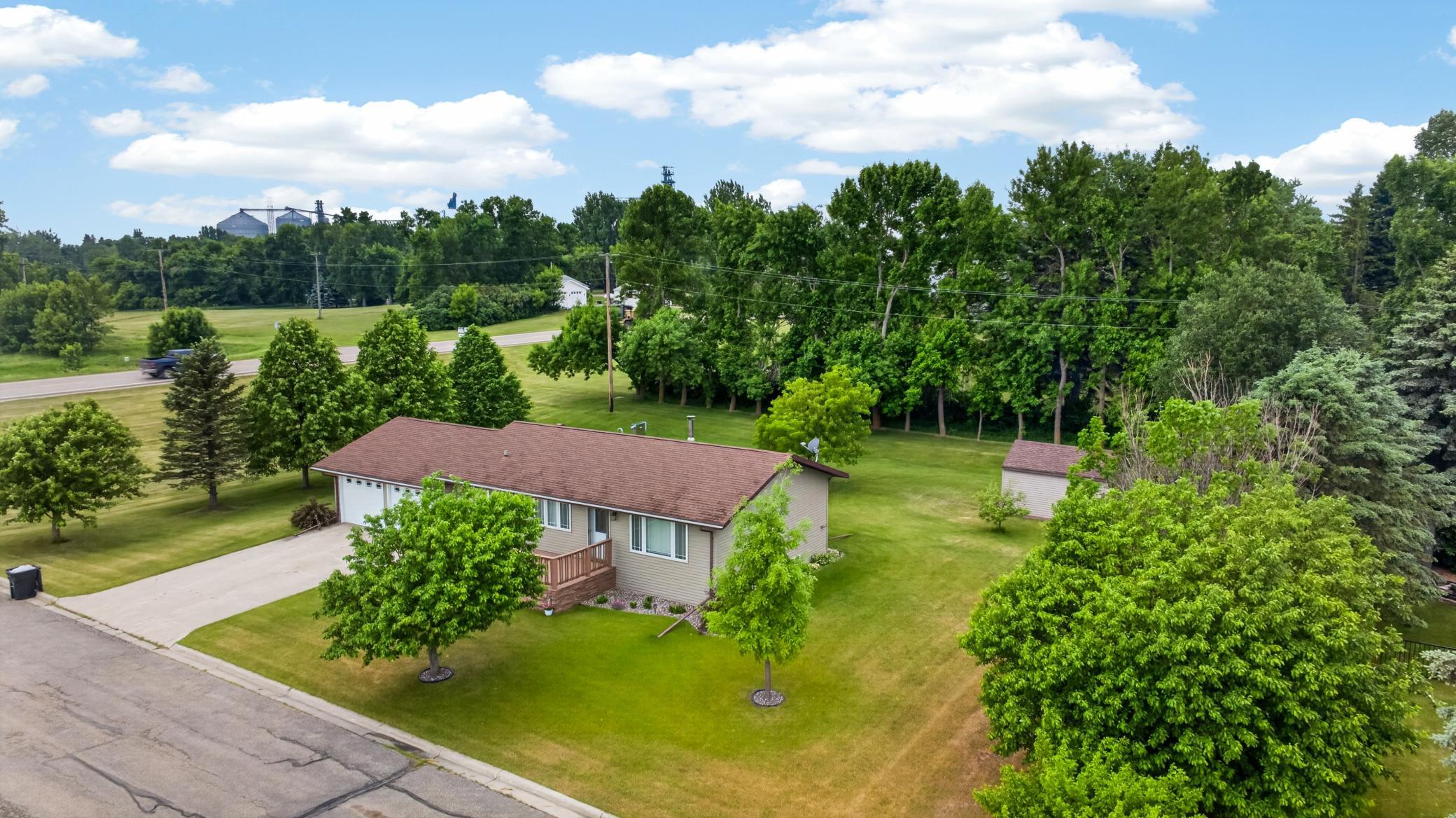 1980 single family home for sale at 101 Grant Street in Finley, ND — 3 bed, 2 bath (photo 3 of 36)