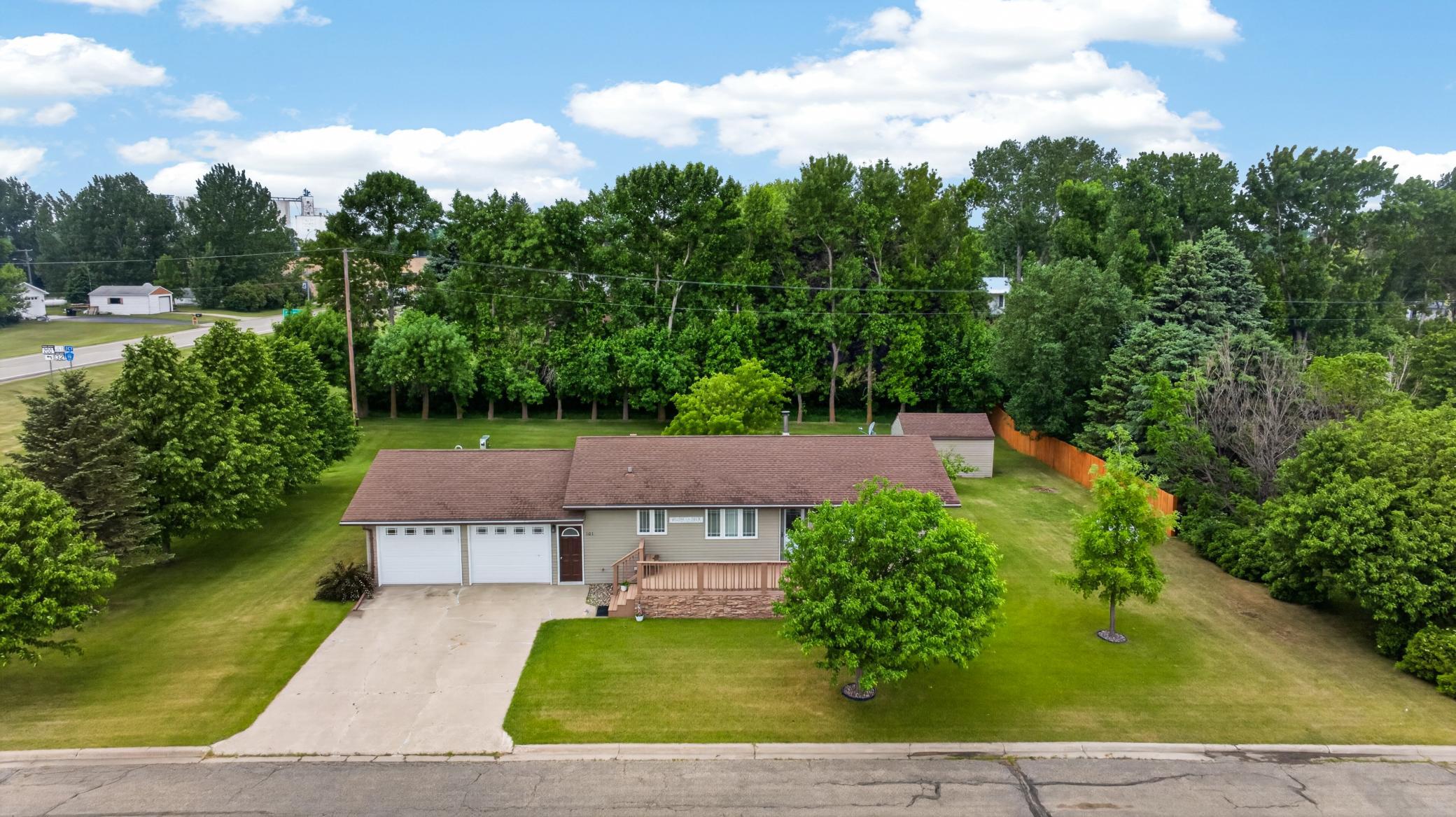 1980 single family home for sale at 101 Grant Street in Finley, ND — 3 bed, 2 bath (photo 5 of 36)
