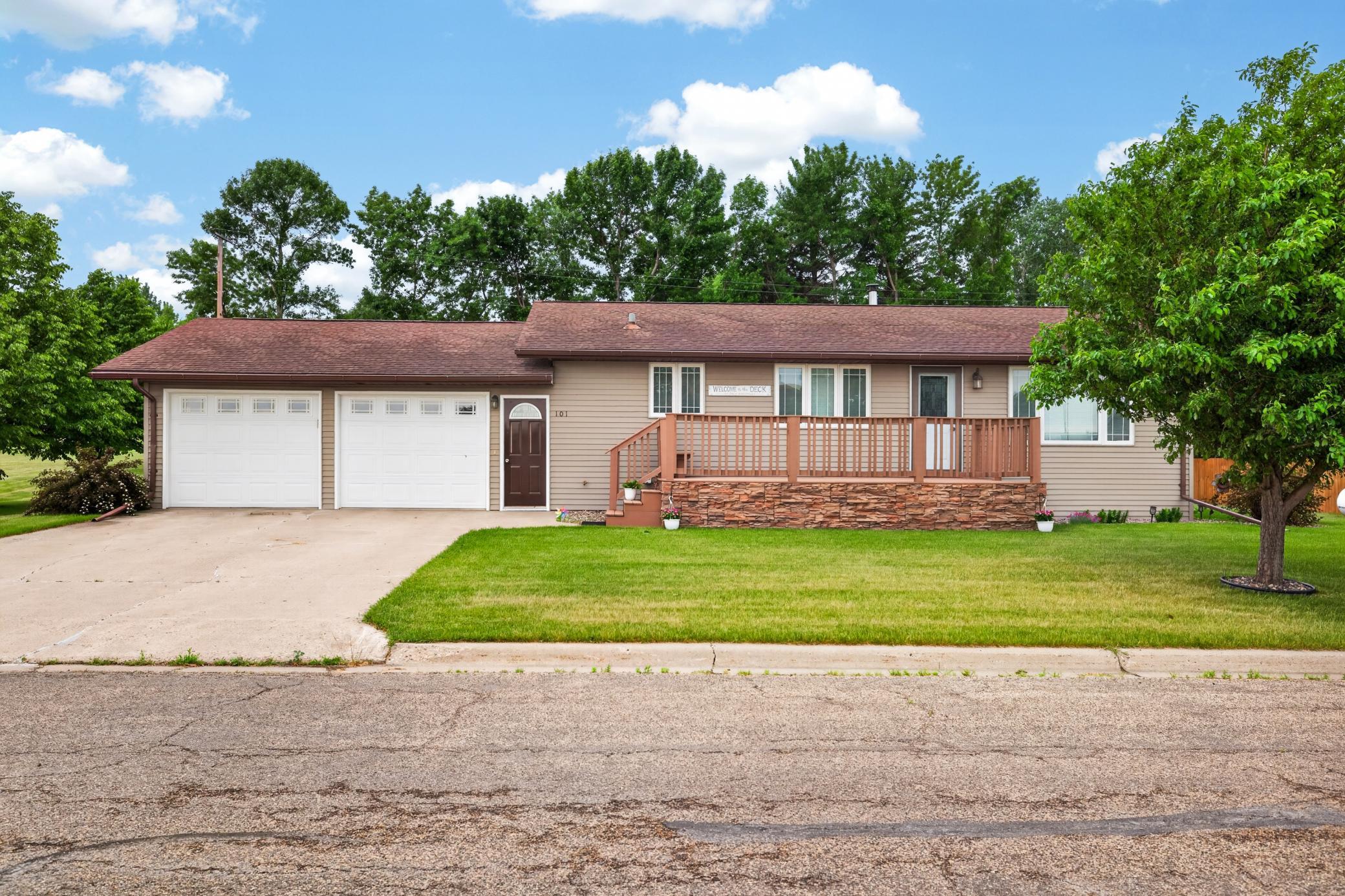 1980 single family home for sale at 101 Grant Street in Finley, ND — 3 bed, 2 bath (photo 6 of 36)
