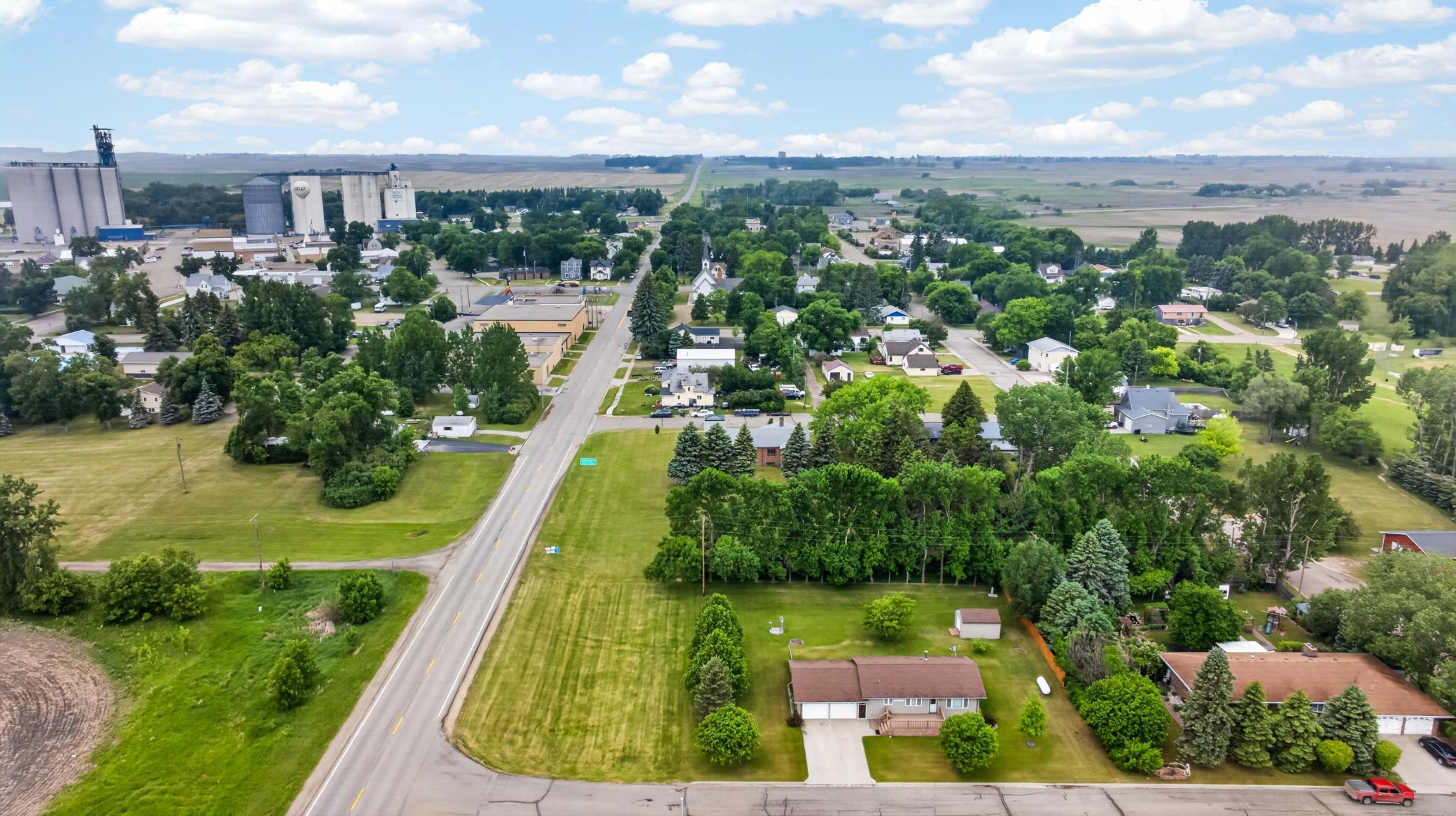 1980 single family home for sale at 101 Grant Street in Finley, ND — 3 bed, 2 bath (photo 9 of 36)