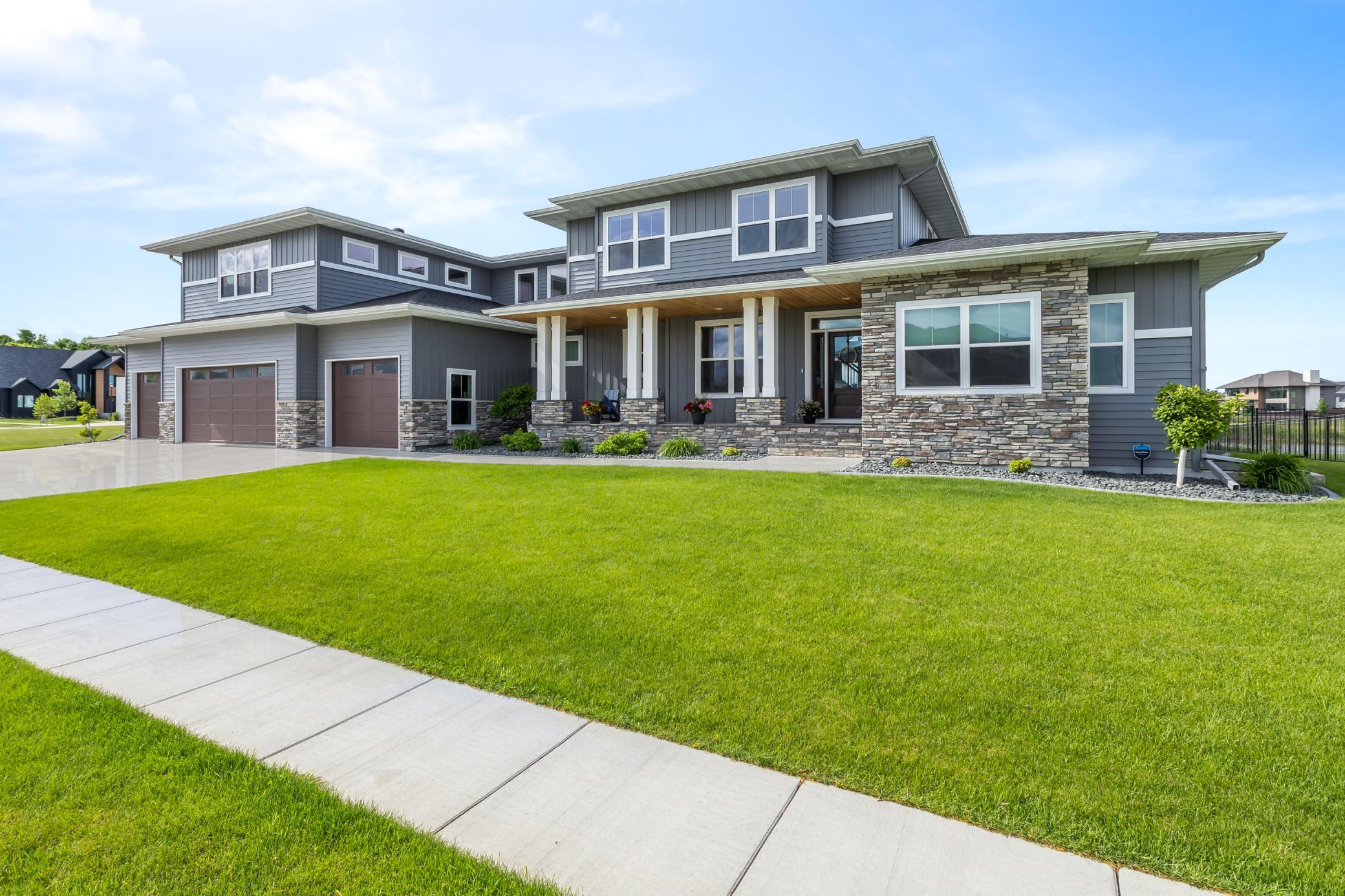 2021 single family home for sale at 2815 Rivers Bend Drive E in West Fargo, ND — 6 bed, 6 bath (photo 4 of 95)