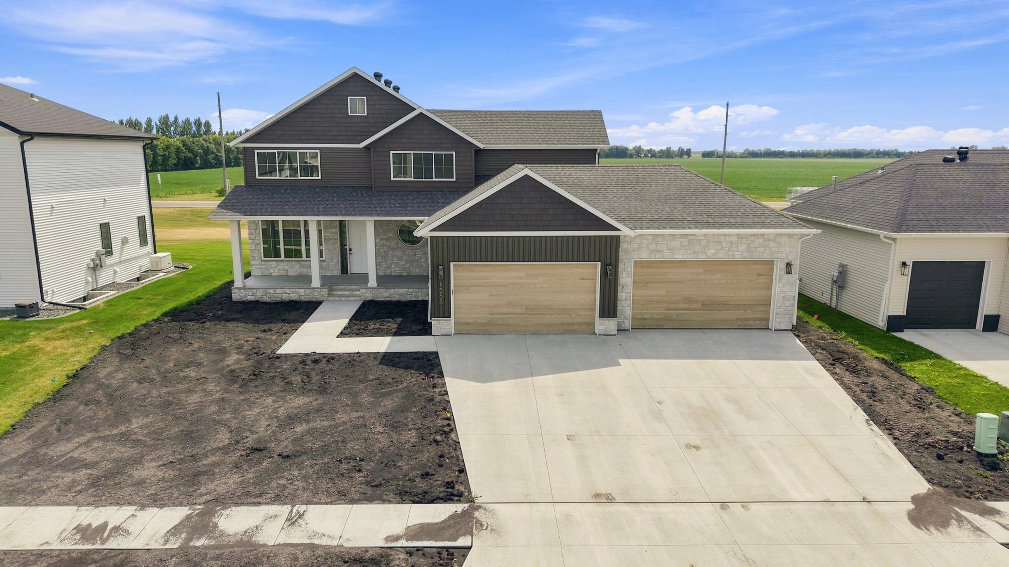 2026 single family home for sale at 1558 75th Avenue S in Fargo, ND — 6 bed, 4 bath (photo 4 of 35)
