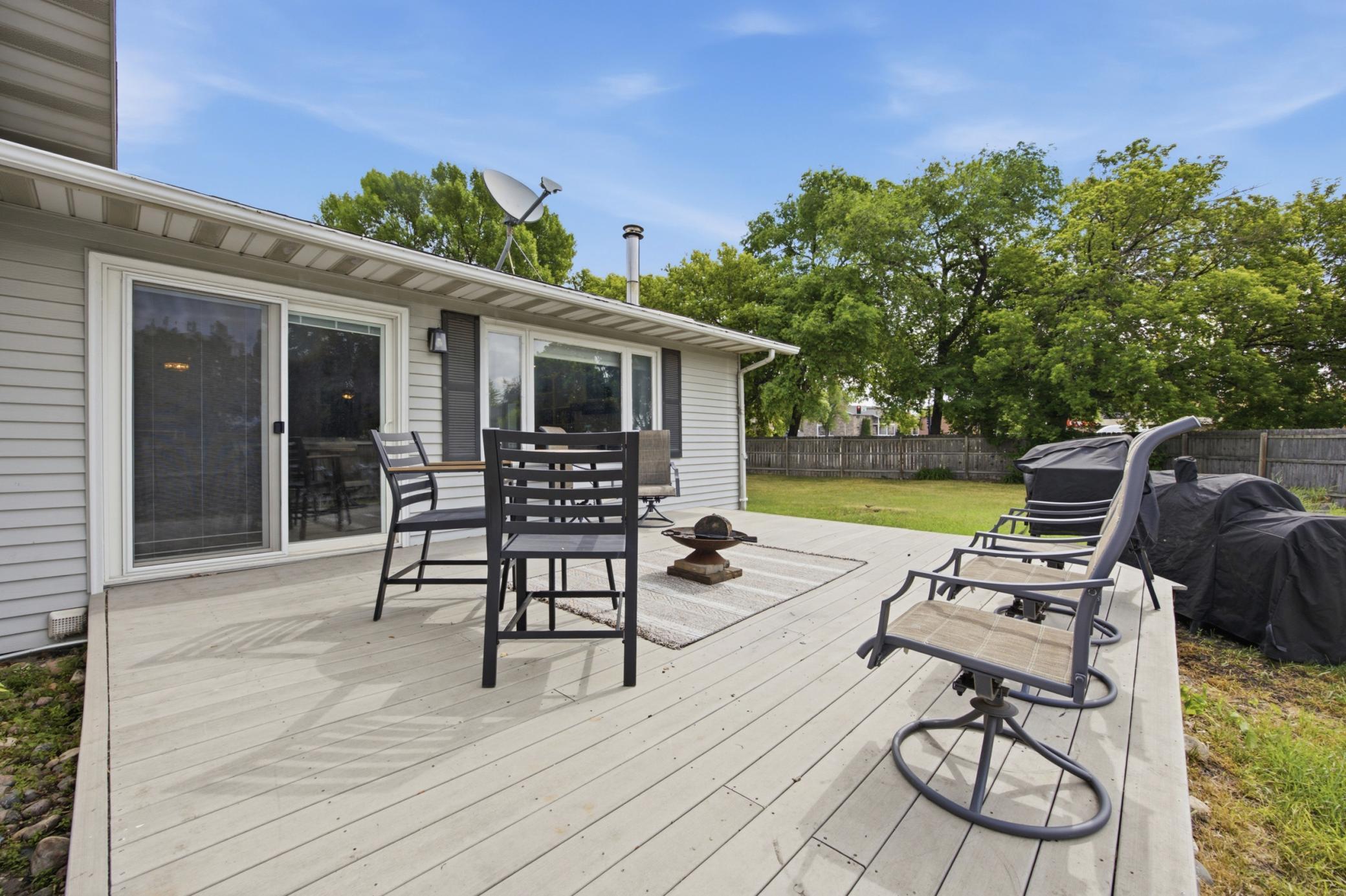 1977 single family home for sale at 57 Prairiewood Drive S in Fargo, ND — 4 bed, 4 bath (photo 2 of 62)
