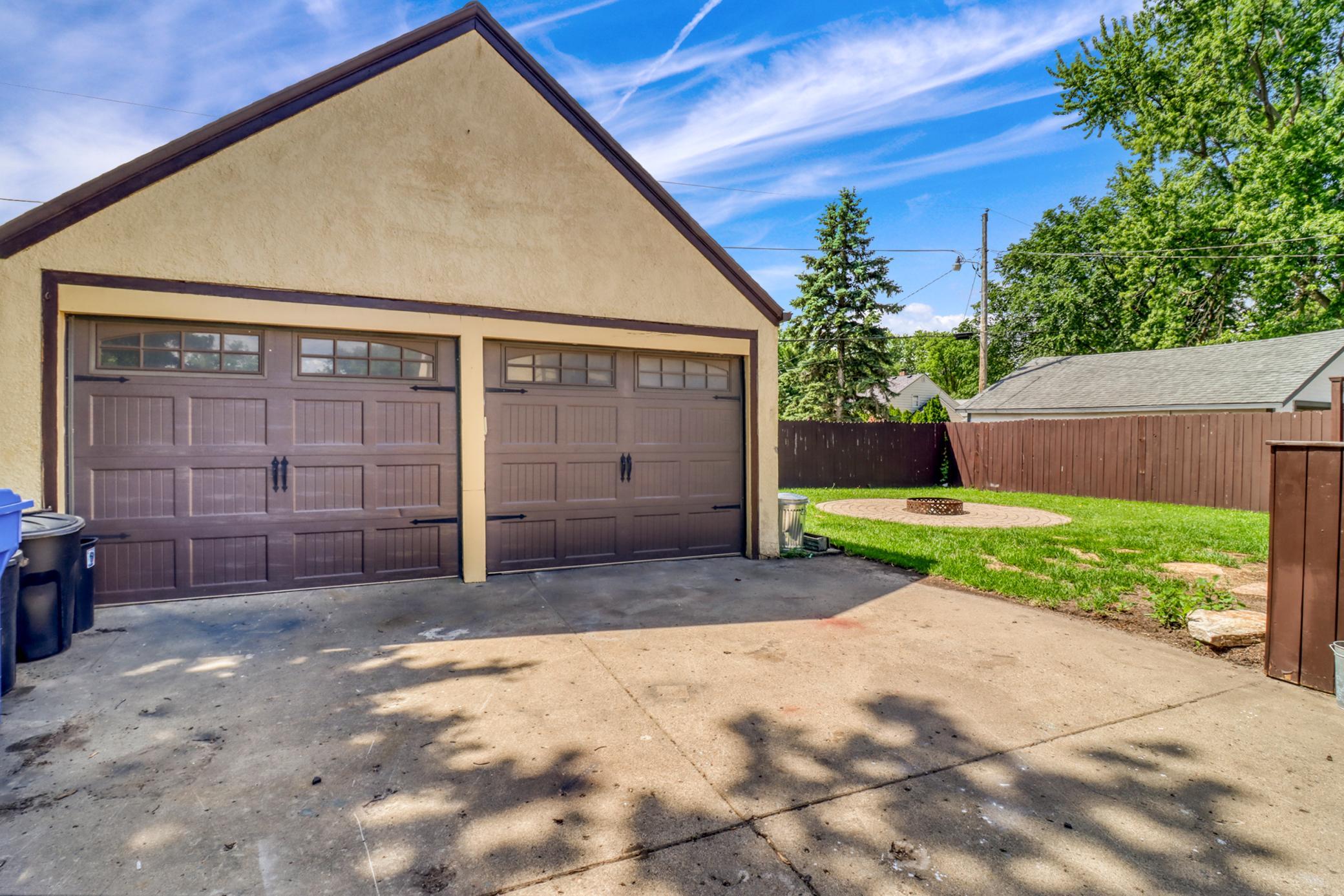 1939 single family home for sale at 331 Willow Street E in Detroit Lakes, MN — 3 bed, 3 bath (photo 2 of 43)