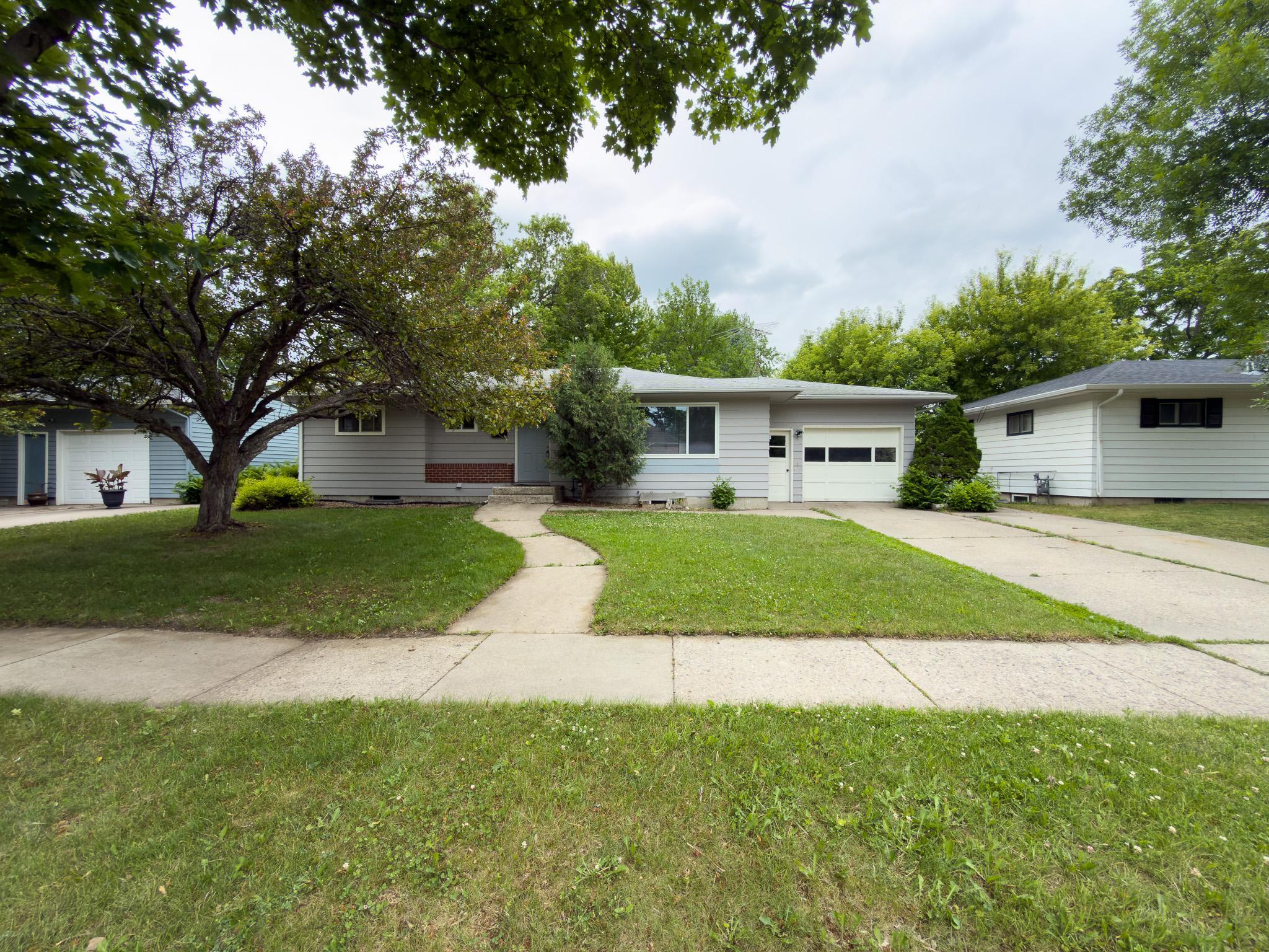 1961 single family home for sale at 1107 17th Street S in Moorhead, MN — 5 bed, 2 bath (photo 2 of 28)
