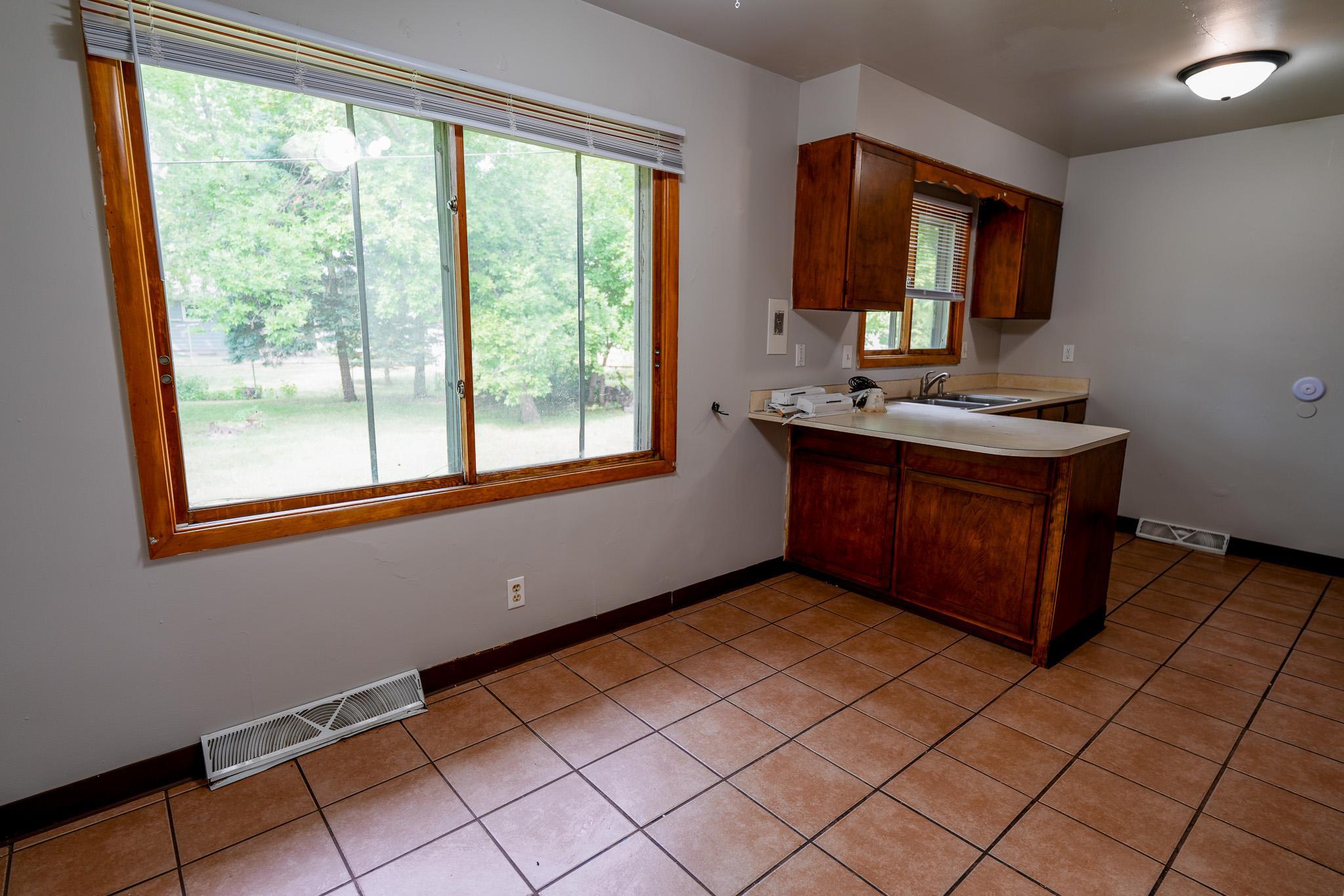 1961 single family home for sale at 1107 17th Street S in Moorhead, MN — 5 bed, 2 bath (photo 11 of 28)