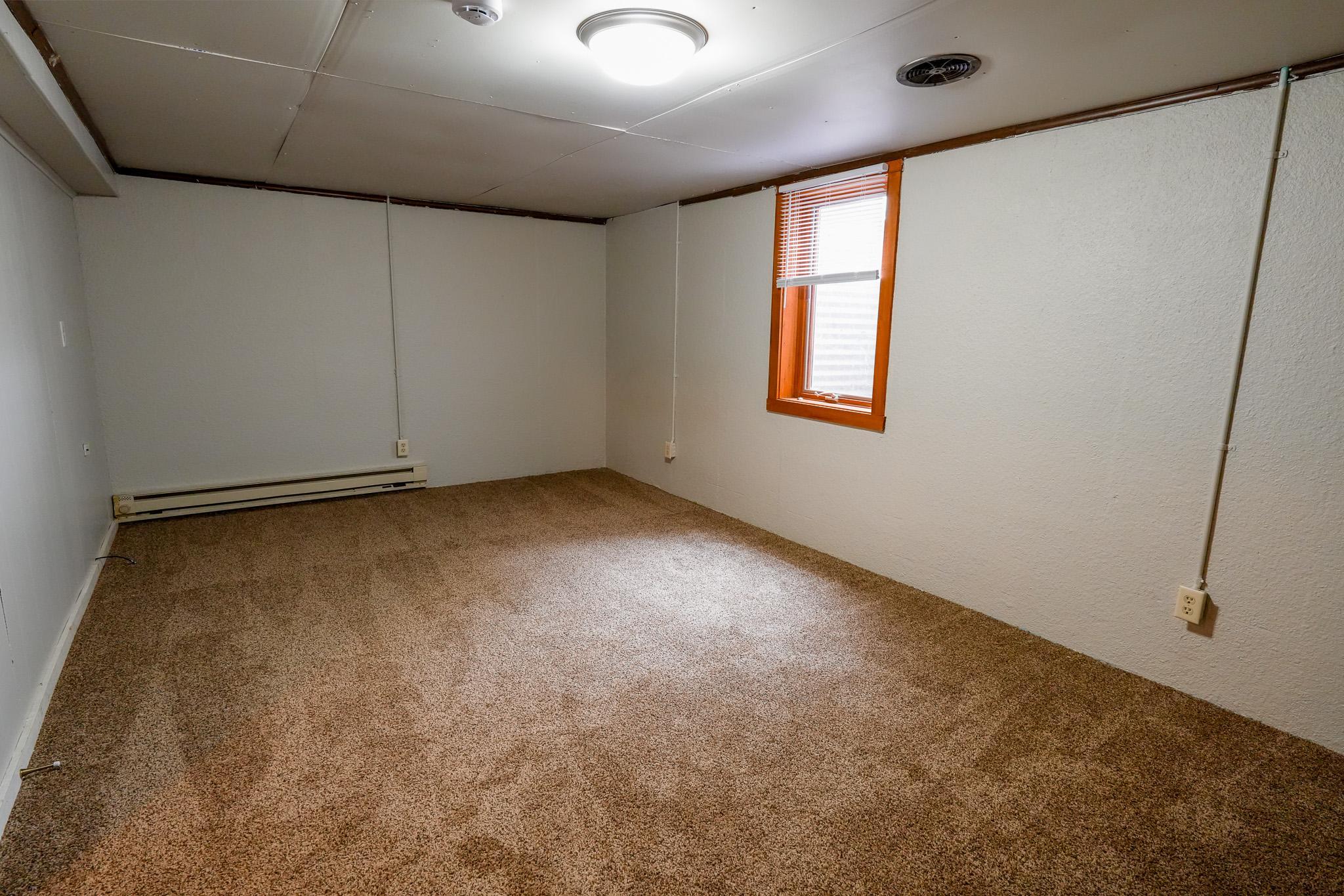 1961 single family home for sale at 1107 17th Street S in Moorhead, MN — 5 bed, 2 bath (photo 15 of 28)