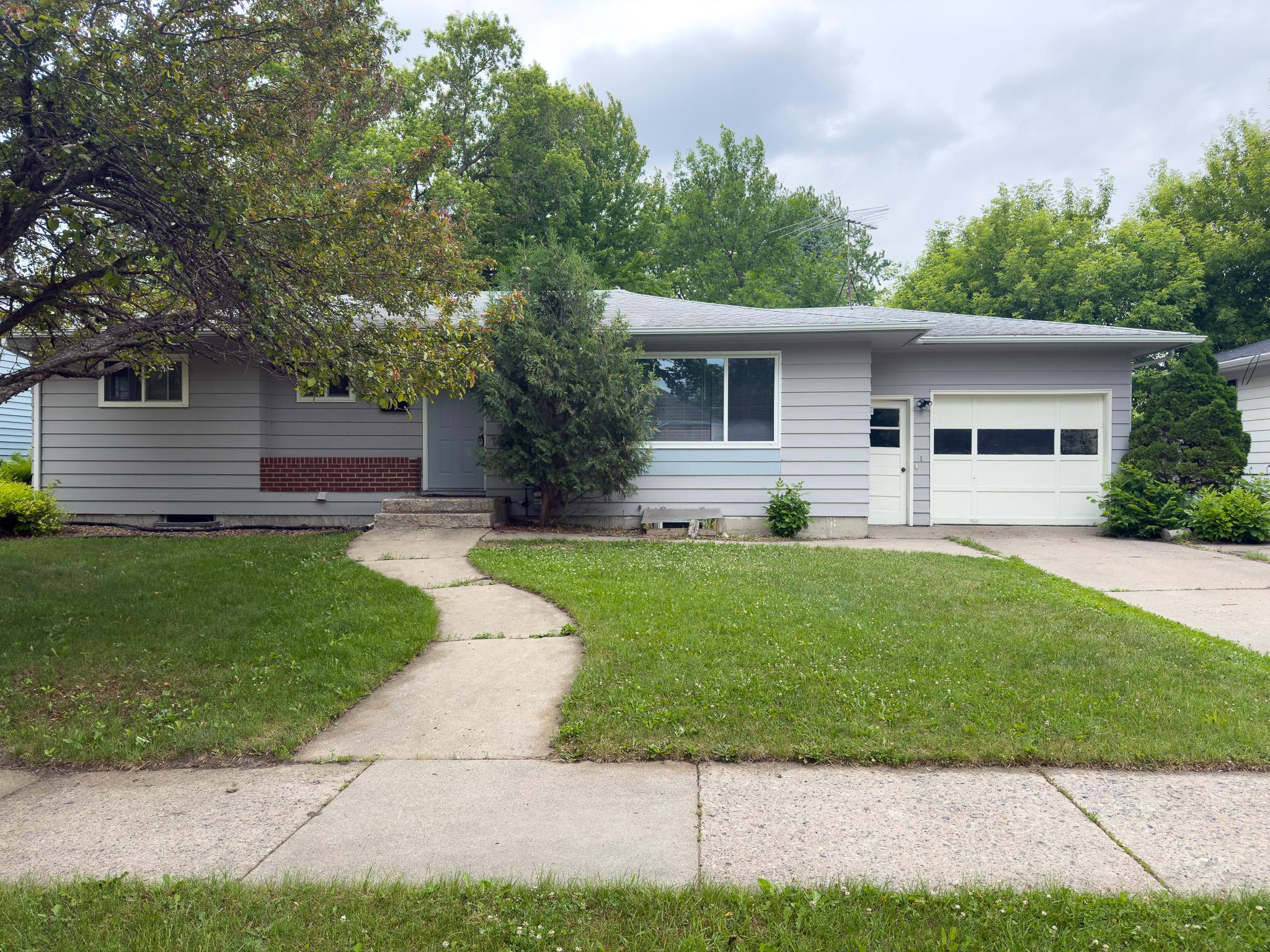 1961 single family home for sale at 1107 17th Street S in Moorhead, MN — 5 bed, 2 bath (photo 3 of 28)