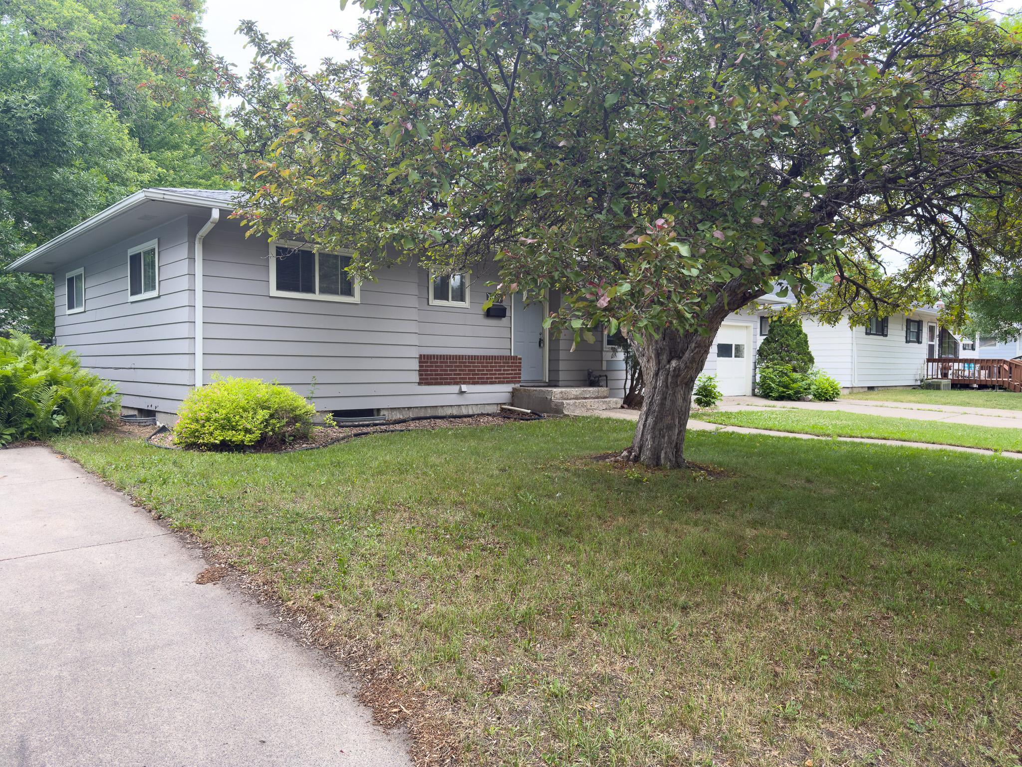 1961 single family home for sale at 1107 17th Street S in Moorhead, MN — 5 bed, 2 bath (photo 4 of 28)