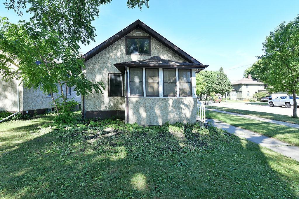 1926 single family home for sale at 901 5th Street S in Moorhead, MN — 3 bed, 3 bath (photo 2 of 40)