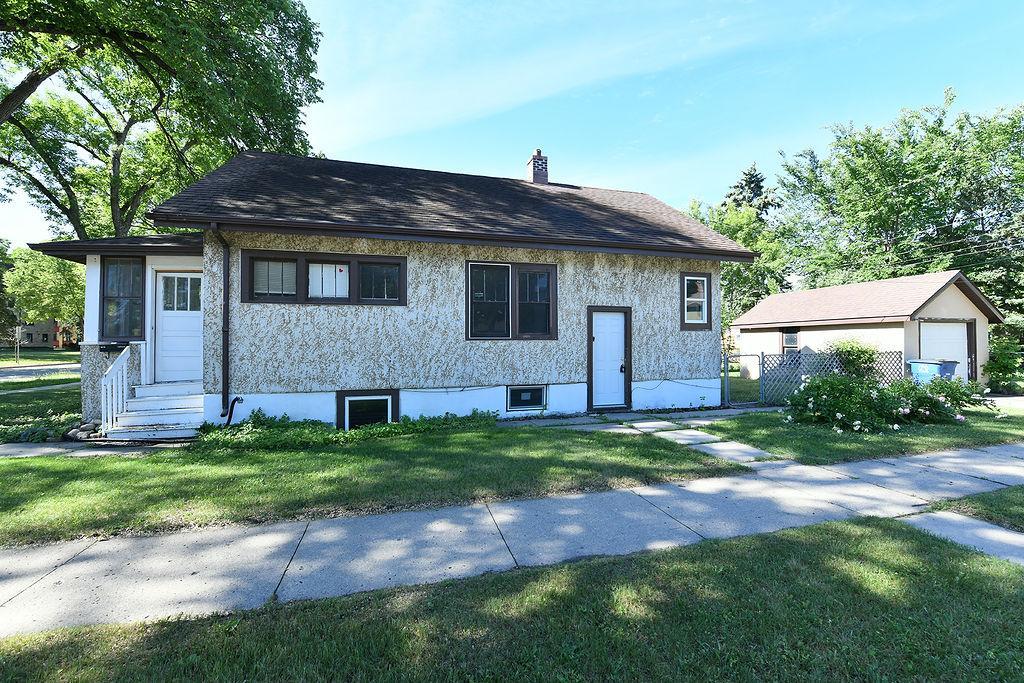 1926 single family home for sale at 901 5th Street S in Moorhead, MN — 3 bed, 3 bath (photo 3 of 40)