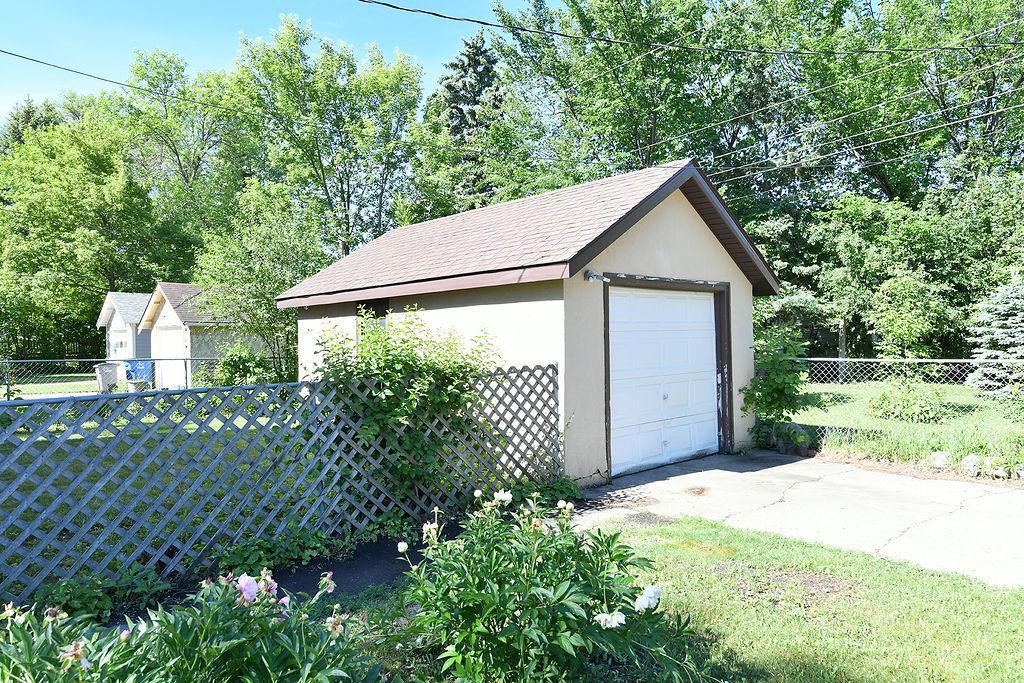 1926 single family home for sale at 901 5th Street S in Moorhead, MN — 3 bed, 3 bath (photo 4 of 40)