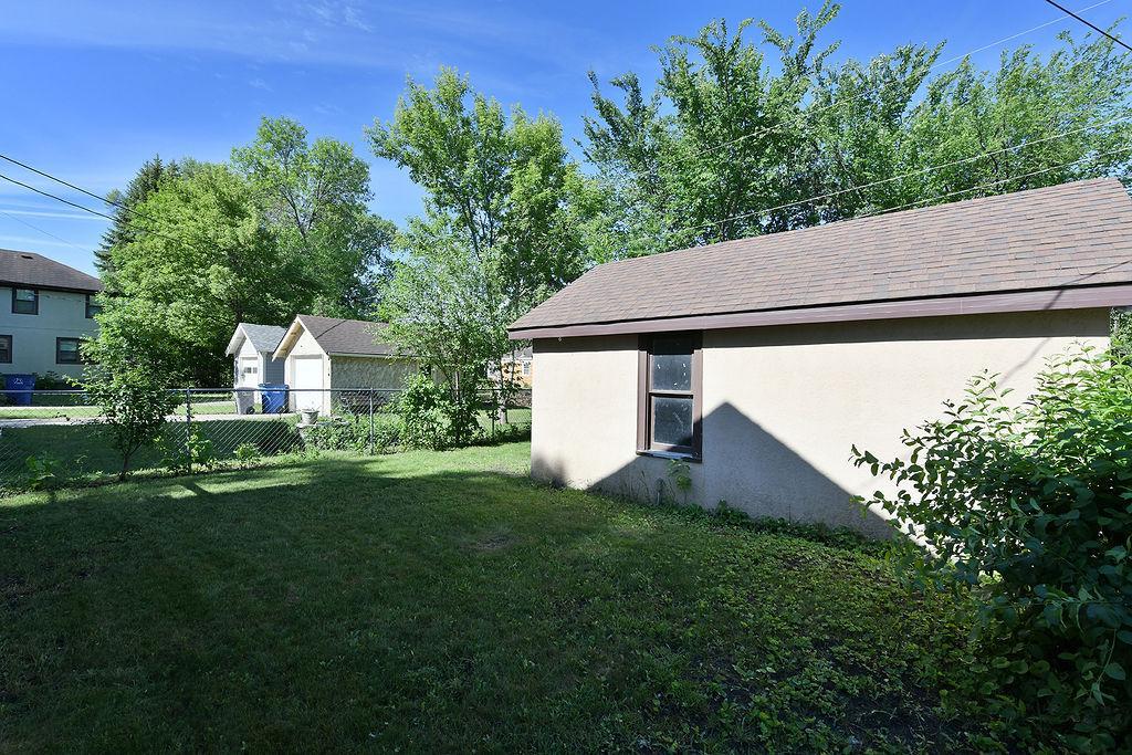1926 single family home for sale at 901 5th Street S in Moorhead, MN — 3 bed, 3 bath (photo 5 of 40)