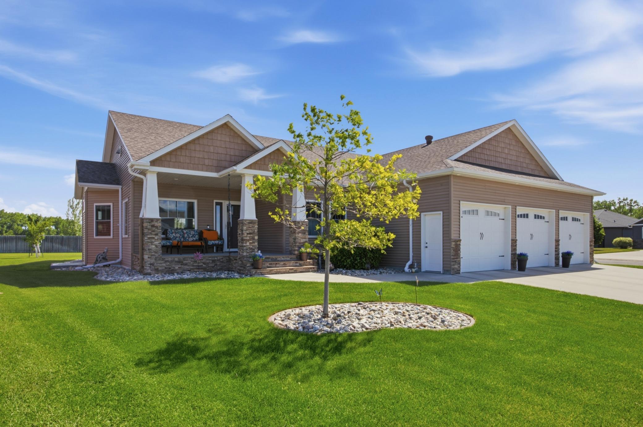 2014 single family home for sale at 1406 W Summerwood Trail in Dilworth, MN — 5 bed, 3 bath (photo 2 of 55)