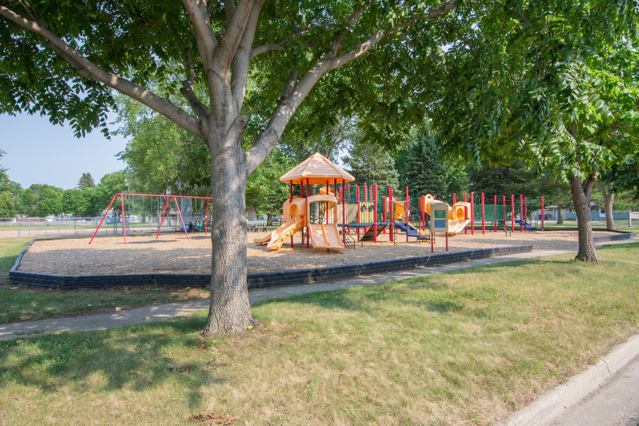 1951 single family home for sale at 1215 13th Street N in Moorhead, MN — 4 bed, 2 bath (photo 39 of 43)