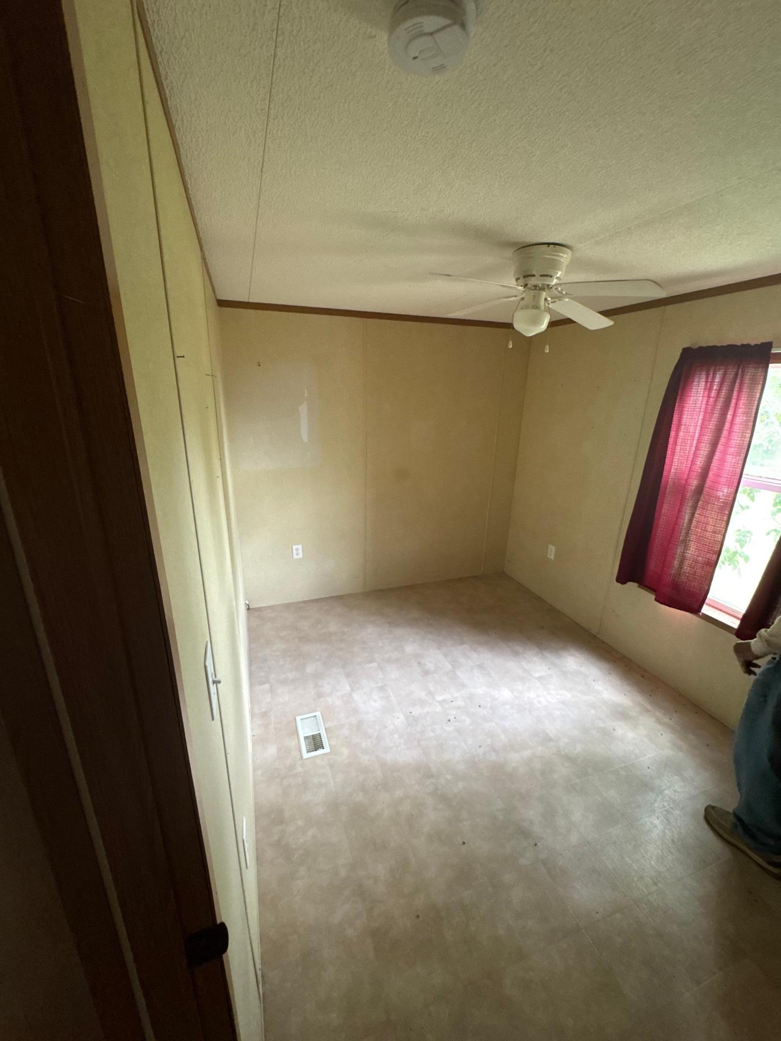 2006 single family home for sale at 106 2nd Avenue N in Mooreton, ND — 3 bed, 1 bath (photo 18 of 27)