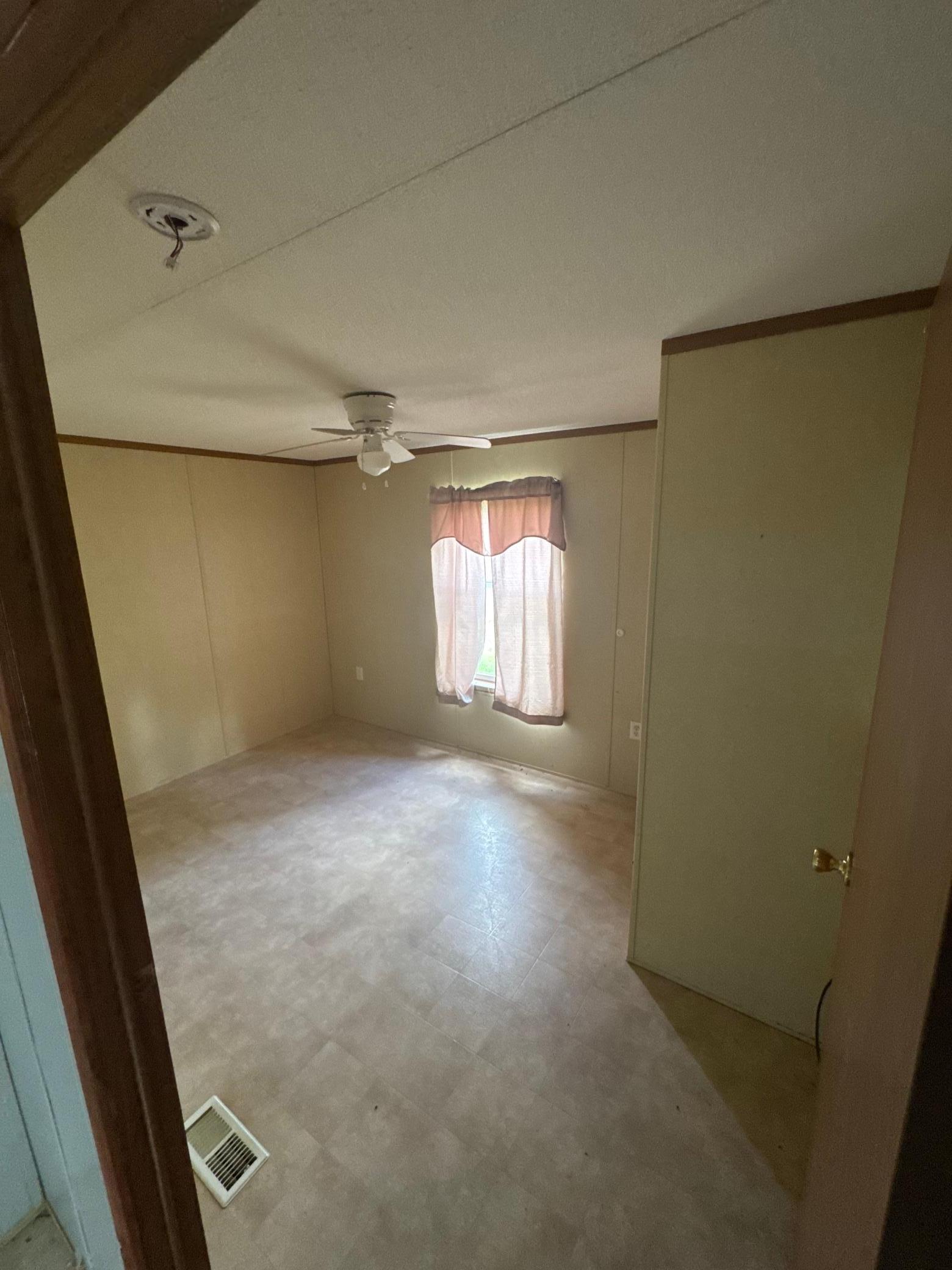 2006 single family home for sale at 106 2nd Avenue N in Mooreton, ND — 3 bed, 1 bath (photo 19 of 27)