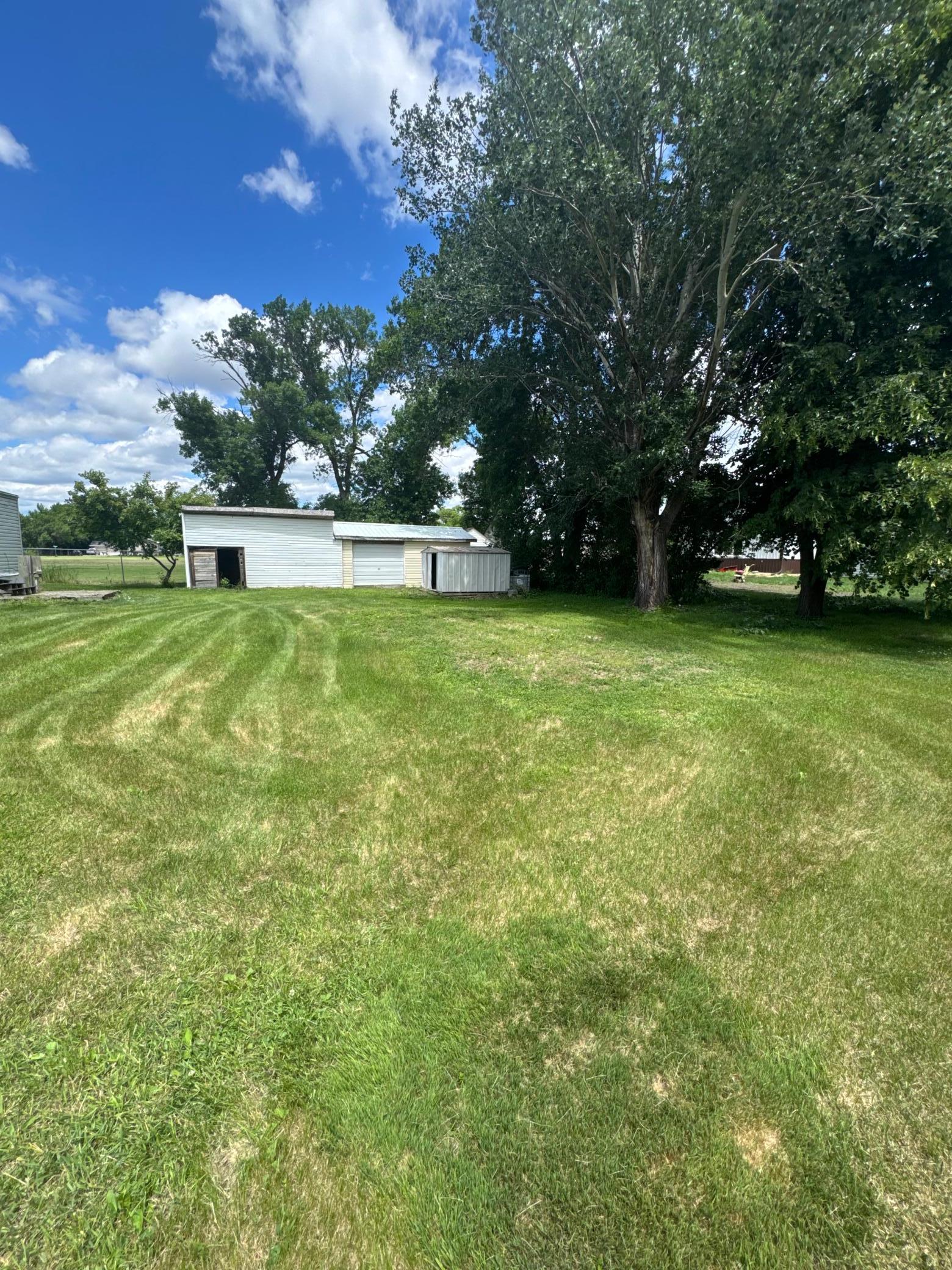 2006 single family home for sale at 106 2nd Avenue N in Mooreton, ND — 3 bed, 1 bath (photo 23 of 27)