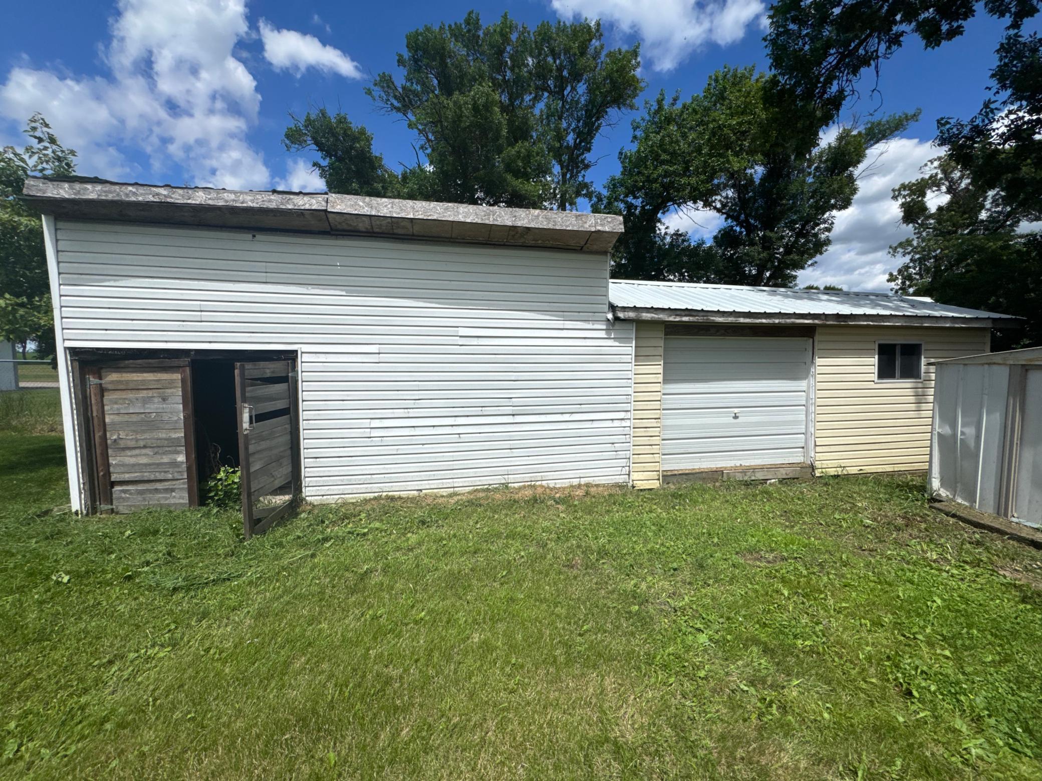 2006 single family home for sale at 106 2nd Avenue N in Mooreton, ND — 3 bed, 1 bath (photo 25 of 27)